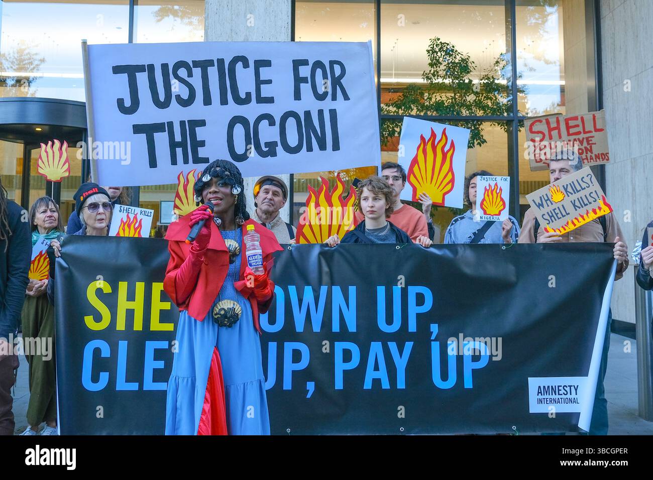 Londres, Royaume-Uni. 20 mai 2025. Des militants et des militants de Fossil Free London, Amnesty and Justice 4 Nigeria ont manifesté le matin de l'AGA du géant pétrolier Shell. Le groupe s’est rassemblé devant le Shell Centre, alors que l’AGA s’est tenue dans un lieu faisant l’objet d’une injonction de protestation et a souligné les problèmes que l’entreprise a causés aux communautés du delta du Niger, exigeant que l’entreprise nettoie complètement et adéquatement la pollution. Crédit : onzième heure photographie/Alamy Live News Banque D'Images