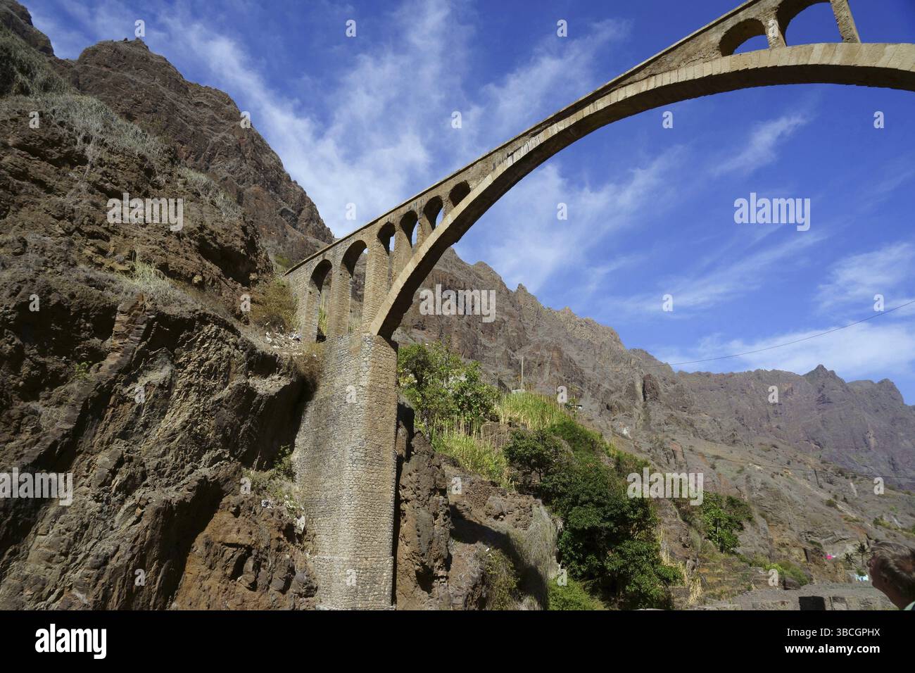 Aqueduc, canal de Ponto do, route à travers la vallée, Ribeira Grande, Vale da Ribeira Grande, île de Santo Antao, îles du Cap Vert, Cap Vert, Afrique Banque D'Images Aqueduc, canal de Ponto do, route à travers la vallée, Ribeira Grande, Vale da Ribeira Grande, île de Santo Antao, îles du Cap Vert, Cap Vert, Afrique Banque D'Images