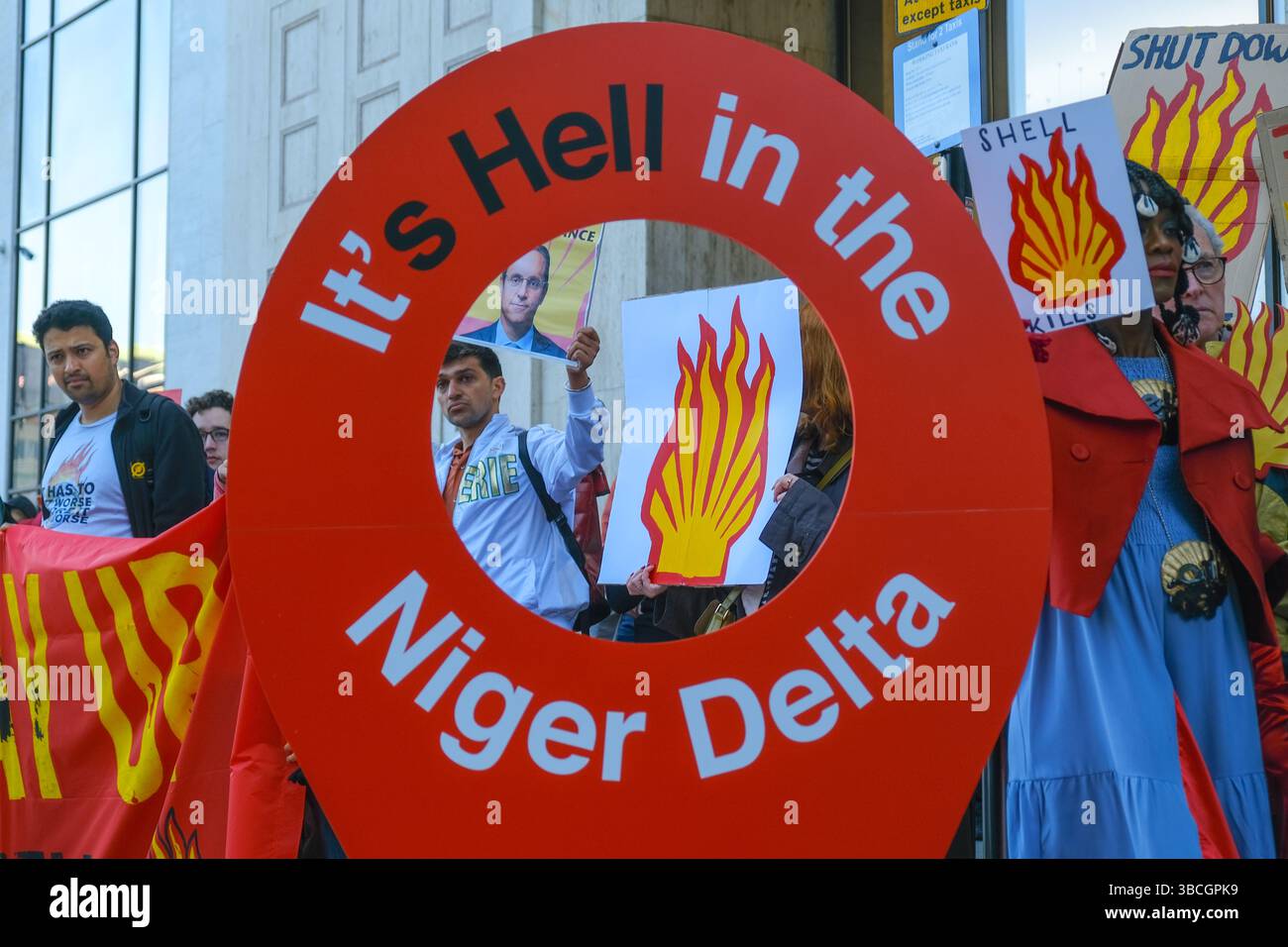 Londres, Royaume-Uni. 20 mai 2025. Des militants et des militants de Fossil Free London, Amnesty and Justice 4 Nigeria ont manifesté le matin de l'AGA du géant pétrolier Shell. Le groupe s’est rassemblé devant le Shell Centre, alors que l’AGA s’est tenue dans un lieu faisant l’objet d’une injonction de protestation et a souligné les problèmes que l’entreprise a causés aux communautés du delta du Niger, exigeant que l’entreprise nettoie complètement et adéquatement la pollution. Crédit : onzième heure photographie/Alamy Live News Banque D'Images