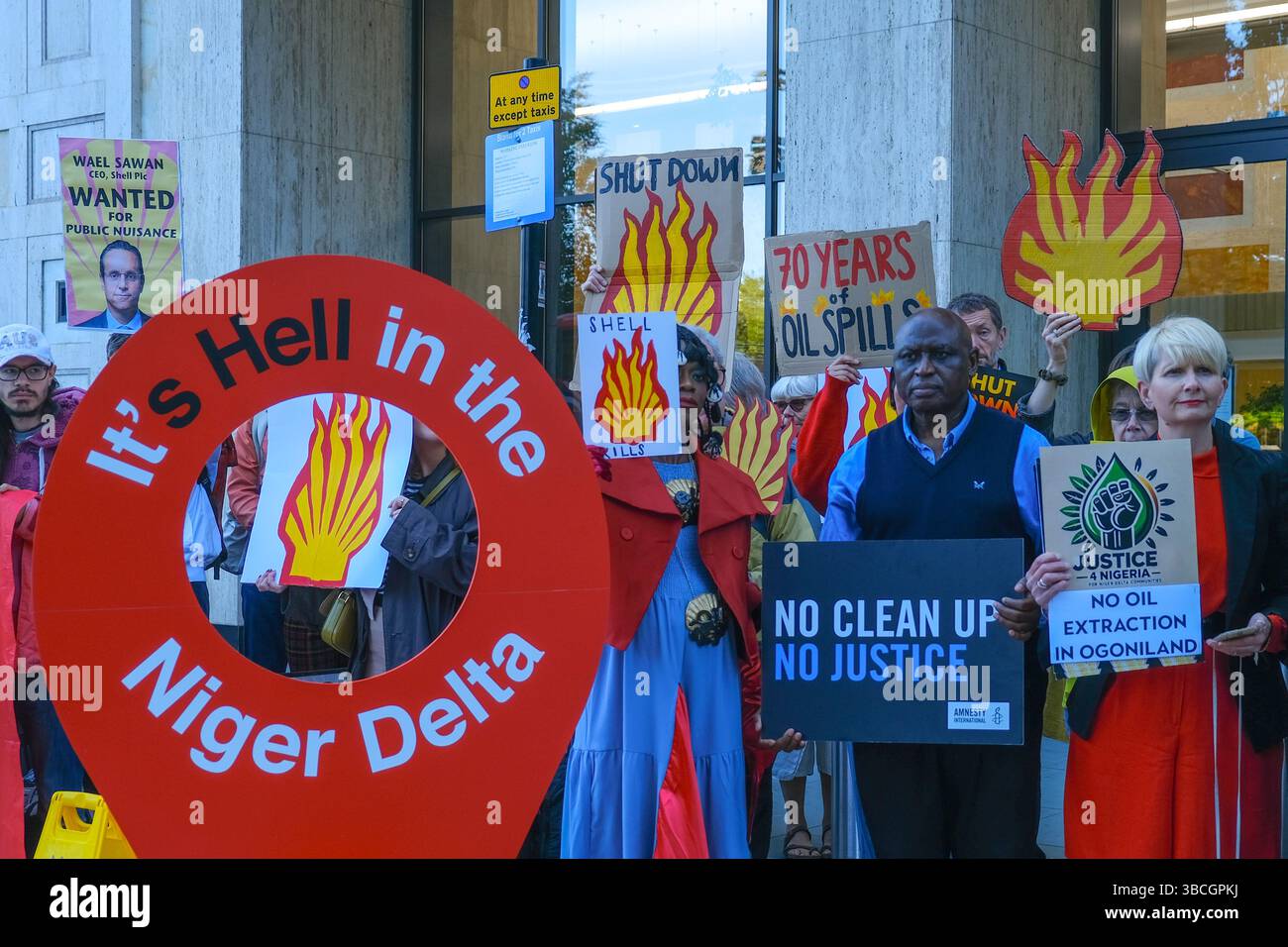 Londres, Royaume-Uni. 20 mai 2025. Des militants et des militants de Fossil Free London, Amnesty and Justice 4 Nigeria ont manifesté le matin de l'AGA du géant pétrolier Shell. Le groupe s’est rassemblé devant le Shell Centre, alors que l’AGA s’est tenue dans un lieu faisant l’objet d’une injonction de protestation et a souligné les problèmes que l’entreprise a causés aux communautés du delta du Niger, exigeant que l’entreprise nettoie complètement et adéquatement la pollution. Crédit : onzième heure photographie/Alamy Live News Banque D'Images