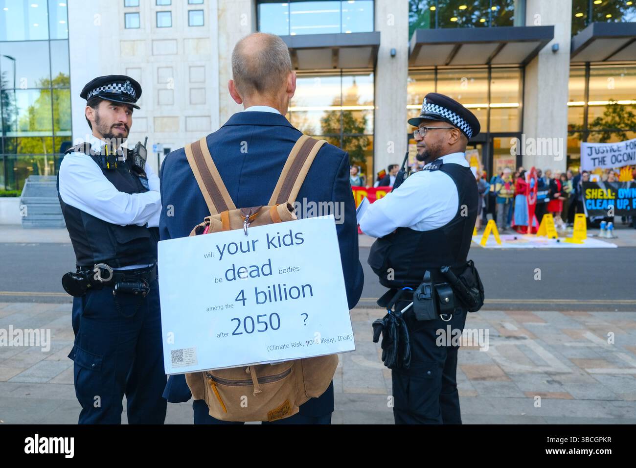 Londres, Royaume-Uni. 20 mai 2025. Des militants et des militants de Fossil Free London, Amnesty and Justice 4 Nigeria ont manifesté le matin de l'AGA du géant pétrolier Shell. Le groupe s’est rassemblé devant le Shell Centre, alors que l’AGA s’est tenue dans un lieu faisant l’objet d’une injonction de protestation et a souligné les problèmes que l’entreprise a causés aux communautés du delta du Niger, exigeant que l’entreprise nettoie complètement et adéquatement la pollution. Crédit : onzième heure photographie/Alamy Live News Banque D'Images
