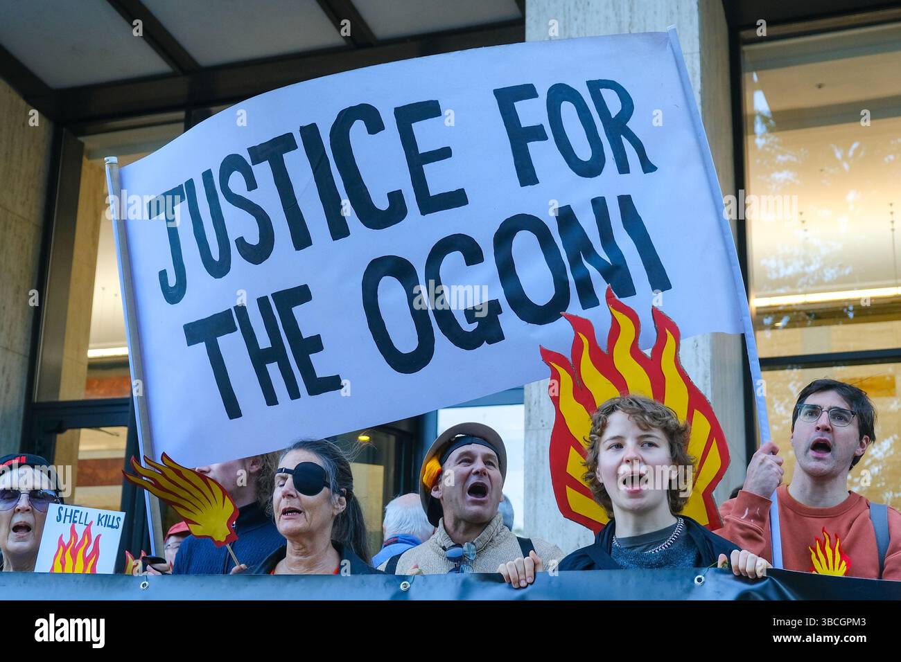 Londres, Royaume-Uni. 20 mai 2025. Des militants et des militants de Fossil Free London, Amnesty and Justice 4 Nigeria ont manifesté le matin de l'AGA du géant pétrolier Shell. Le groupe s’est rassemblé devant le Shell Centre, alors que l’AGA s’est tenue dans un lieu faisant l’objet d’une injonction de protestation et a souligné les problèmes que l’entreprise a causés aux communautés du delta du Niger, exigeant que l’entreprise nettoie complètement et adéquatement la pollution. Crédit : onzième heure photographie/Alamy Live News Banque D'Images
