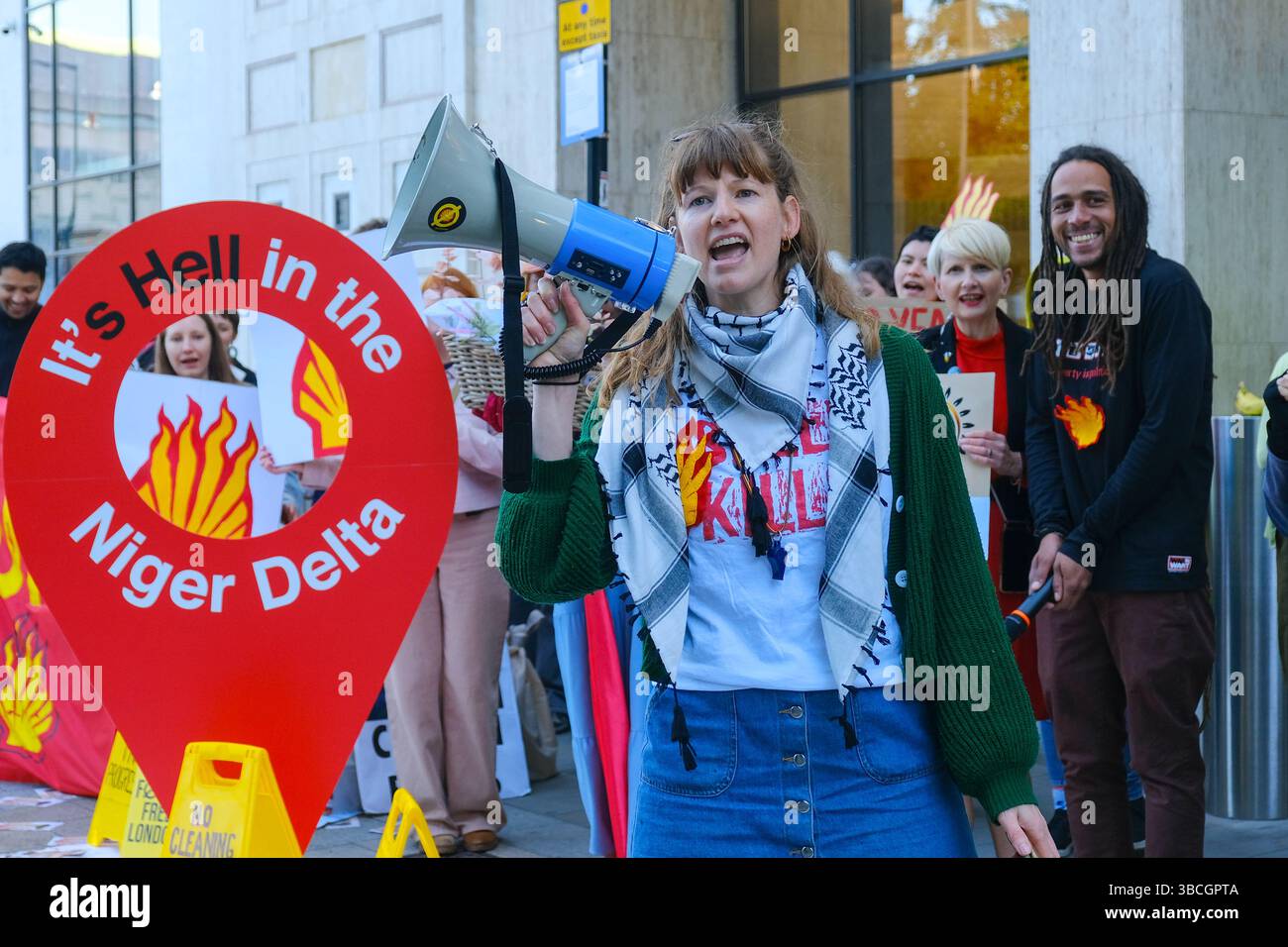 Londres, Royaume-Uni. 20 mai 2025. Des militants et des militants de Fossil Free London, Amnesty and Justice 4 Nigeria ont manifesté le matin de l'AGA du géant pétrolier Shell. Le groupe s’est rassemblé devant le Shell Centre, alors que l’AGA s’est tenue dans un lieu faisant l’objet d’une injonction de protestation et a souligné les problèmes que l’entreprise a causés aux communautés du delta du Niger, exigeant que l’entreprise nettoie complètement et adéquatement la pollution. Crédit : onzième heure photographie/Alamy Live News Banque D'Images