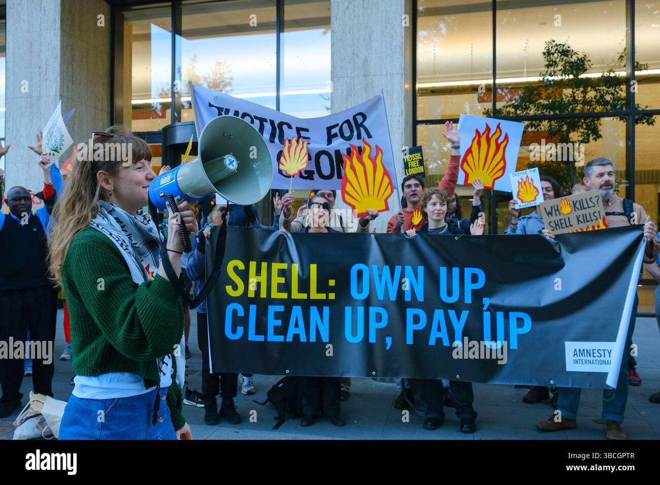 Londres, Royaume-Uni. 20 mai 2025. Des militants et des militants de Fossil Free London, Amnesty and Justice 4 Nigeria ont manifesté le matin de l'AGA du géant pétrolier Shell. Le groupe s’est rassemblé devant le Shell Centre, alors que l’AGA s’est tenue dans un lieu faisant l’objet d’une injonction de protestation et a souligné les problèmes que l’entreprise a causés aux communautés du delta du Niger, exigeant que l’entreprise nettoie complètement et adéquatement la pollution. Crédit : onzième heure photographie/Alamy Live News Banque D'Images
