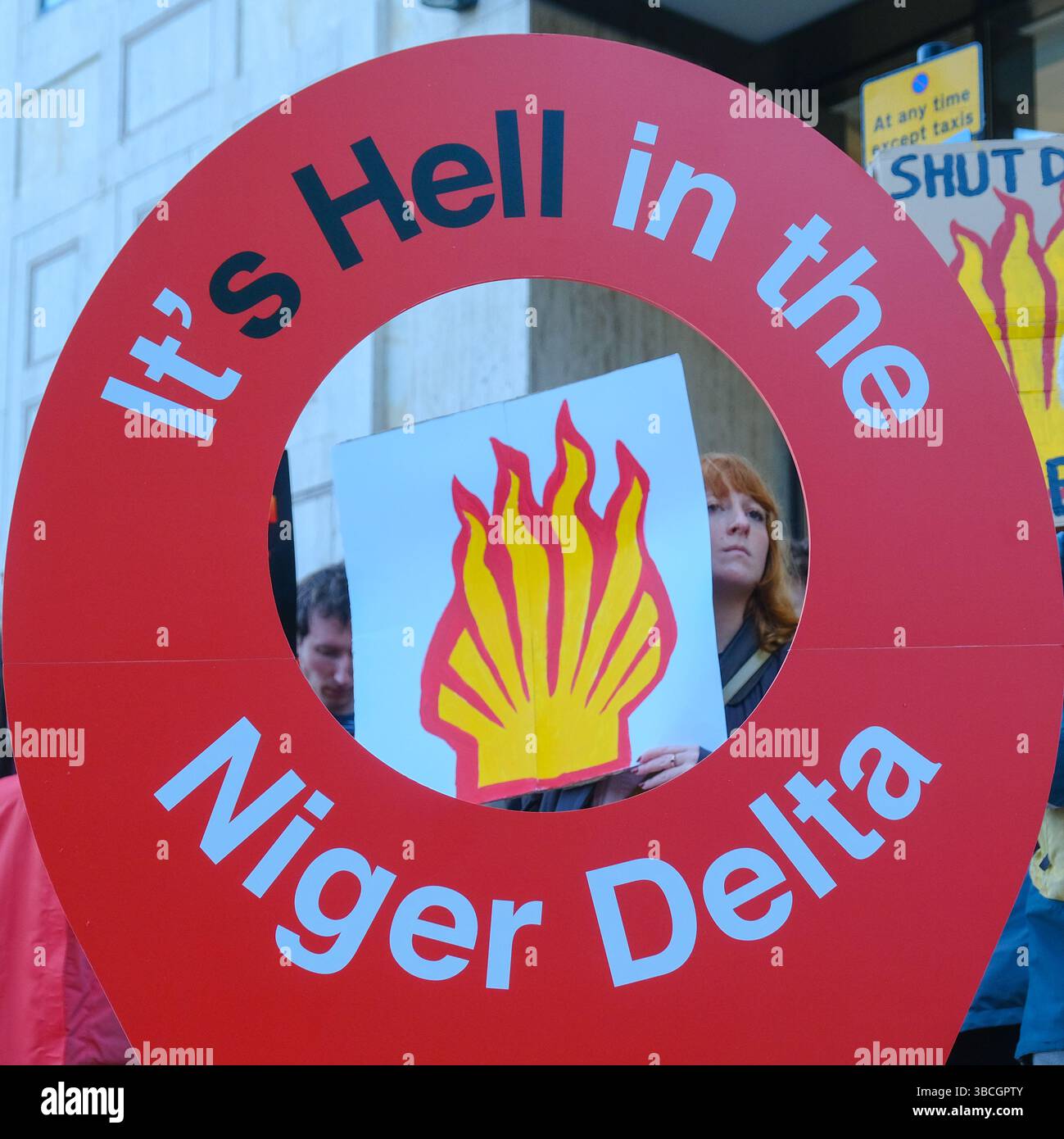 Londres, Royaume-Uni. 20 mai 2025. Des militants et des militants de Fossil Free London, Amnesty and Justice 4 Nigeria ont manifesté le matin de l'AGA du géant pétrolier Shell. Le groupe s’est rassemblé devant le Shell Centre, alors que l’AGA s’est tenue dans un lieu faisant l’objet d’une injonction de protestation et a souligné les problèmes que l’entreprise a causés aux communautés du delta du Niger, exigeant que l’entreprise nettoie complètement et adéquatement la pollution. Crédit : onzième heure photographie/Alamy Live News Banque D'Images