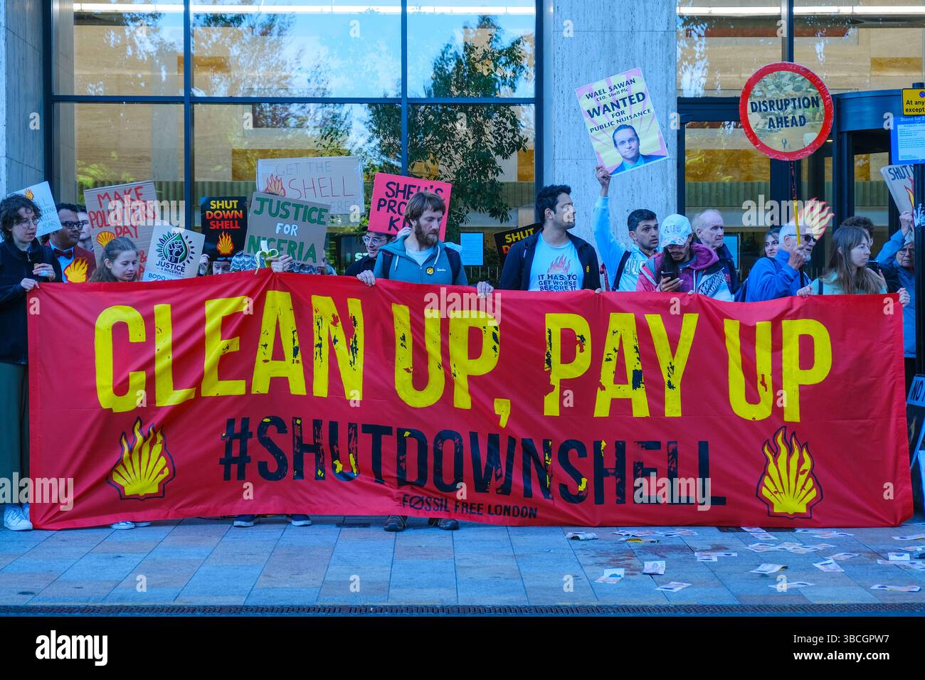 Londres, Royaume-Uni. 20 mai 2025. Des militants et des militants de Fossil Free London, Amnesty and Justice 4 Nigeria ont manifesté le matin de l'AGA du géant pétrolier Shell. Le groupe s’est rassemblé devant le Shell Centre, alors que l’AGA s’est tenue dans un lieu faisant l’objet d’une injonction de protestation et a souligné les problèmes que l’entreprise a causés aux communautés du delta du Niger, exigeant que l’entreprise nettoie complètement et adéquatement la pollution. Crédit : onzième heure photographie/Alamy Live News Banque D'Images