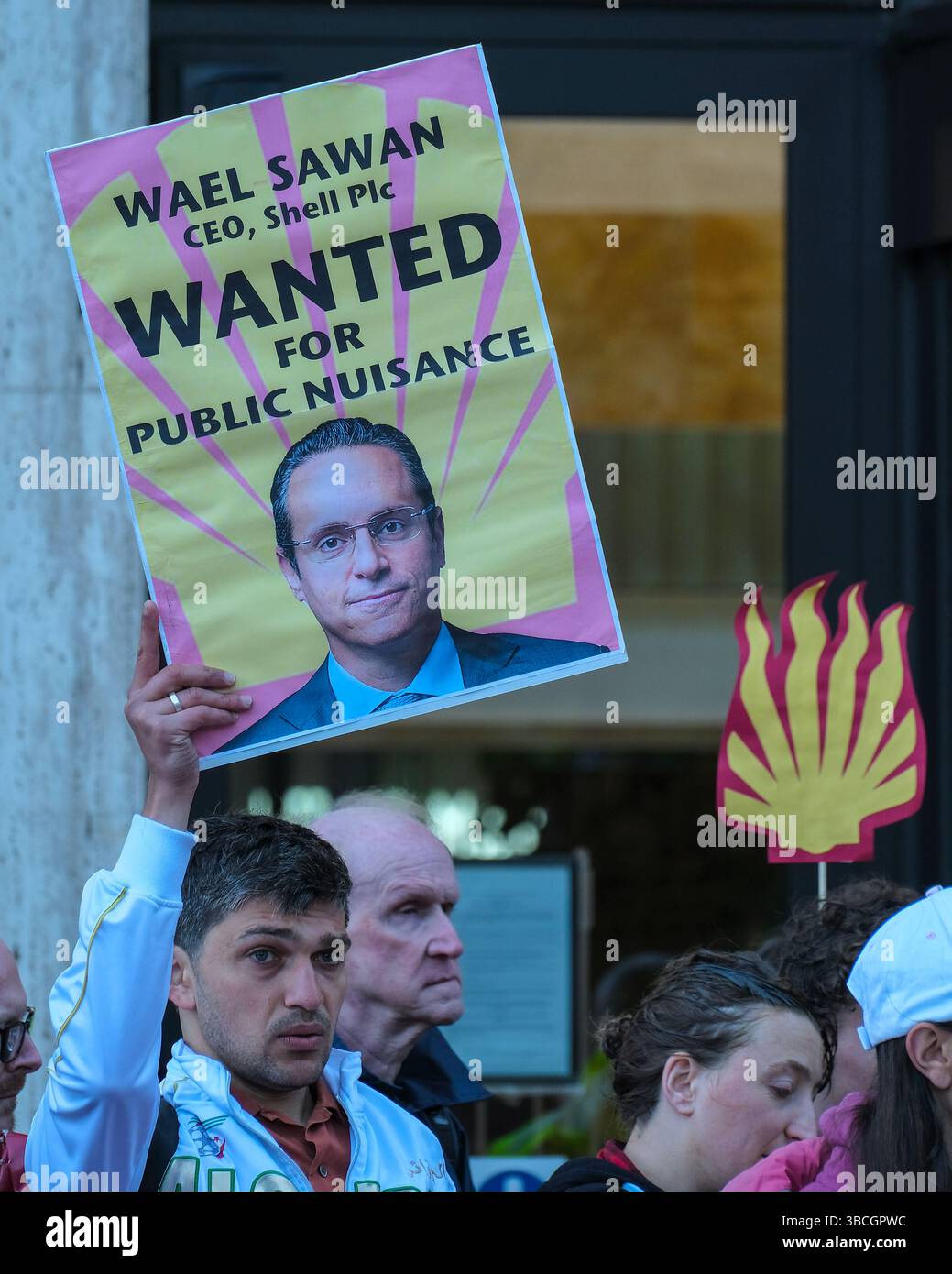 Londres, Royaume-Uni. 20 mai 2025. Des militants et des militants de Fossil Free London, Amnesty and Justice 4 Nigeria ont manifesté le matin de l'AGA du géant pétrolier Shell. Le groupe s’est rassemblé devant le Shell Centre, alors que l’AGA s’est tenue dans un lieu faisant l’objet d’une injonction de protestation et a souligné les problèmes que l’entreprise a causés aux communautés du delta du Niger, exigeant que l’entreprise nettoie complètement et adéquatement la pollution. Crédit : onzième heure photographie/Alamy Live News Banque D'Images