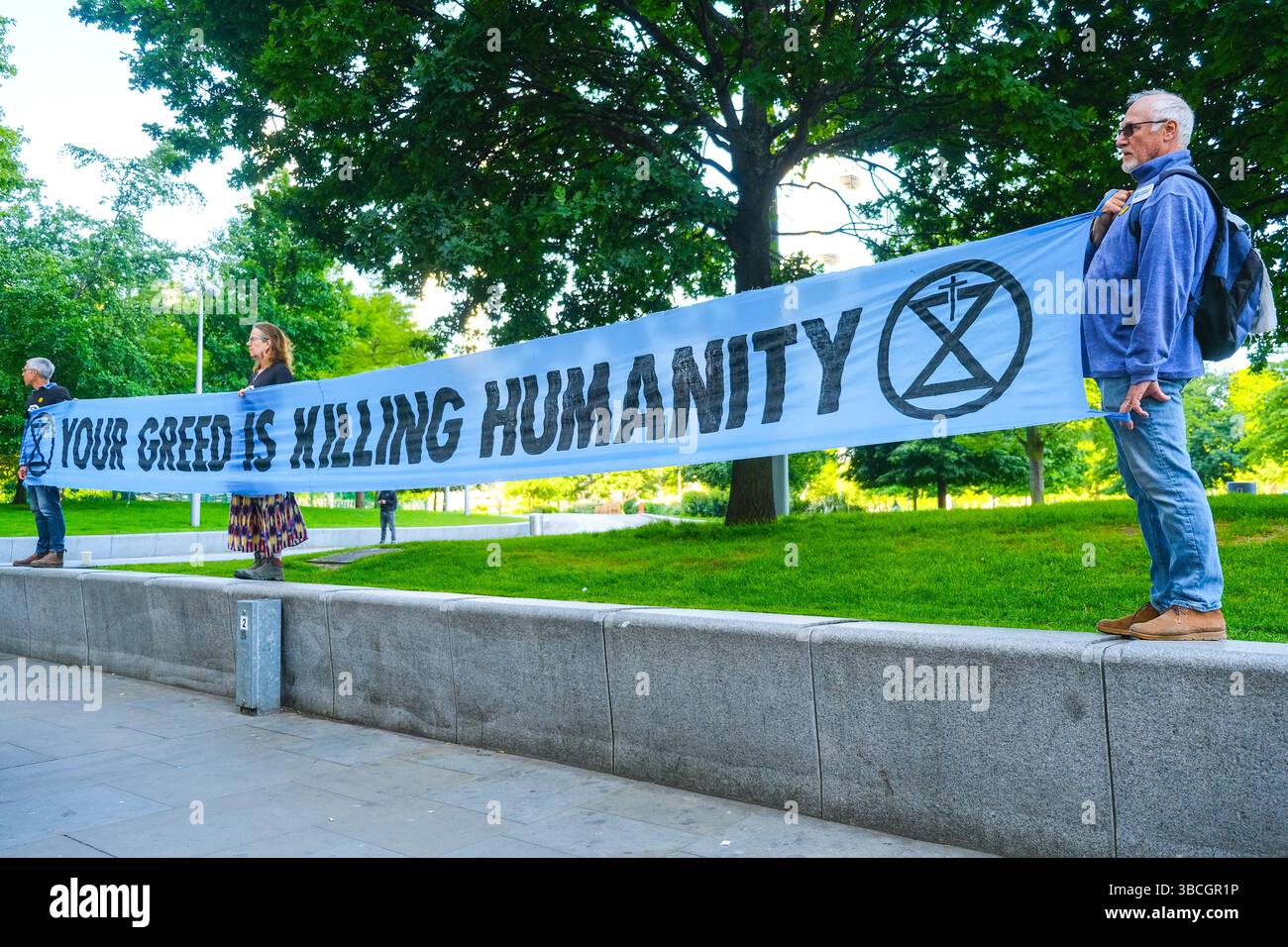 Londres, Royaume-Uni. 20 mai 2025. Des militants et des militants de Fossil Free London, Amnesty and Justice 4 Nigeria ont manifesté le matin de l'AGA du géant pétrolier Shell. Le groupe s’est rassemblé devant le Shell Centre, alors que l’AGA s’est tenue dans un lieu faisant l’objet d’une injonction de protestation et a souligné les problèmes que l’entreprise a causés aux communautés du delta du Niger, exigeant que l’entreprise nettoie complètement et adéquatement la pollution. Crédit : onzième heure photographie/Alamy Live News Banque D'Images