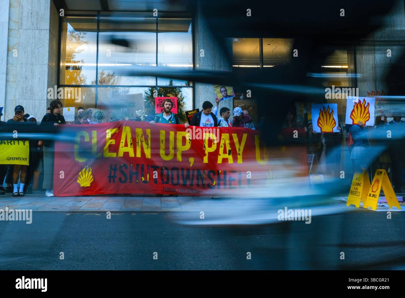Londres, Royaume-Uni. 20 mai 2025. Des militants et des militants de Fossil Free London, Amnesty and Justice 4 Nigeria ont manifesté le matin de l'AGA du géant pétrolier Shell. Le groupe s’est rassemblé devant le Shell Centre, alors que l’AGA s’est tenue dans un lieu faisant l’objet d’une injonction de protestation et a souligné les problèmes que l’entreprise a causés aux communautés du delta du Niger, exigeant que l’entreprise nettoie complètement et adéquatement la pollution. Crédit : onzième heure photographie/Alamy Live News Banque D'Images