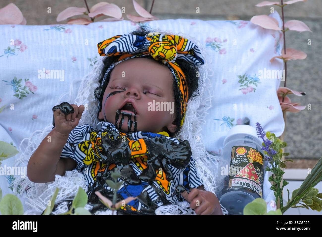 Londres, Royaume-Uni. 20 mai 2025. Des militants et des militants de Fossil Free London, Amnesty and Justice 4 Nigeria ont manifesté le matin de l'AGA du géant pétrolier Shell. Le groupe s’est rassemblé devant le Shell Centre, alors que l’AGA s’est tenue dans un lieu faisant l’objet d’une injonction de protestation et a souligné les problèmes que l’entreprise a causés aux communautés du delta du Niger, exigeant que l’entreprise nettoie complètement et adéquatement la pollution. Crédit : onzième heure photographie/Alamy Live News Banque D'Images