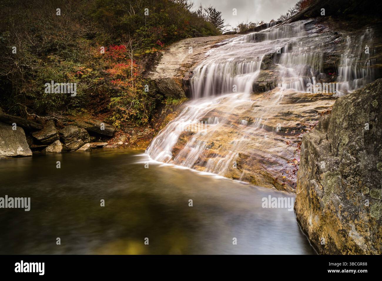 Chutes d'eau Lower Graveyard Fields dans l'ouest de la Caroline du Nord à la fin de l'automne Banque D'Images