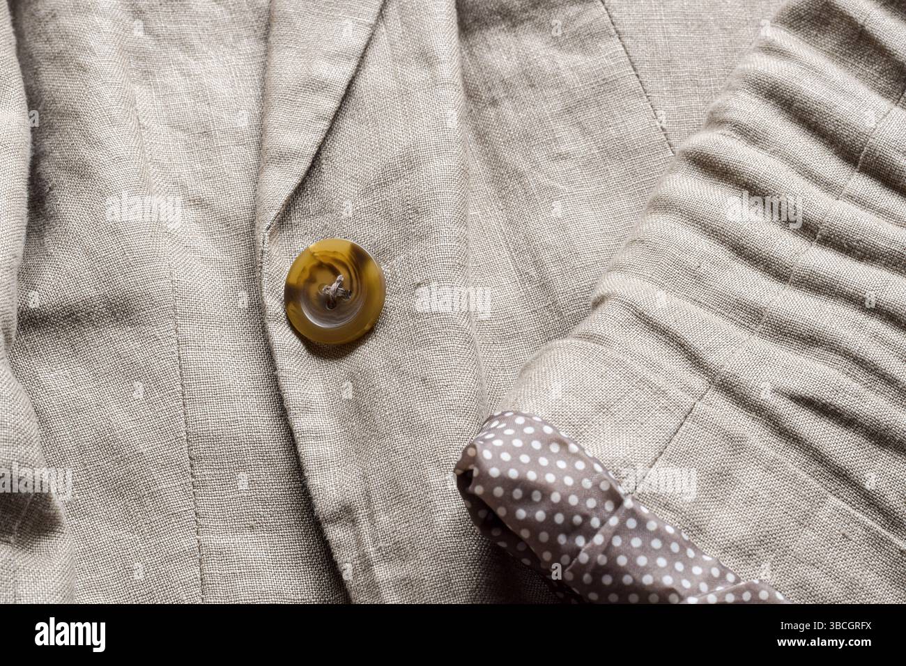 Gros plan texture et détails de la veste en lin décontractée pour femme avec un bouton Banque D'Images