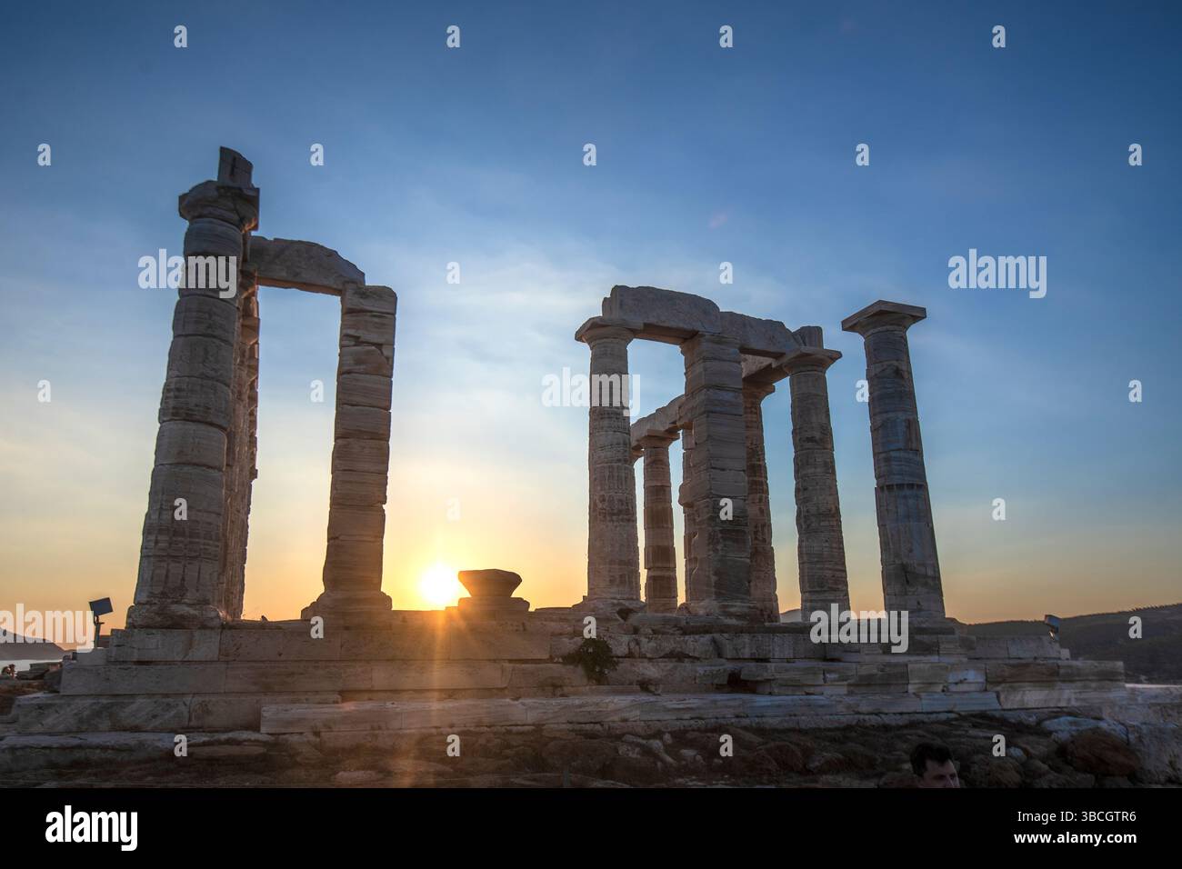 Cap Sounion : coucher de soleil au Temple de Poséidon. Grèce. Banque D'Images