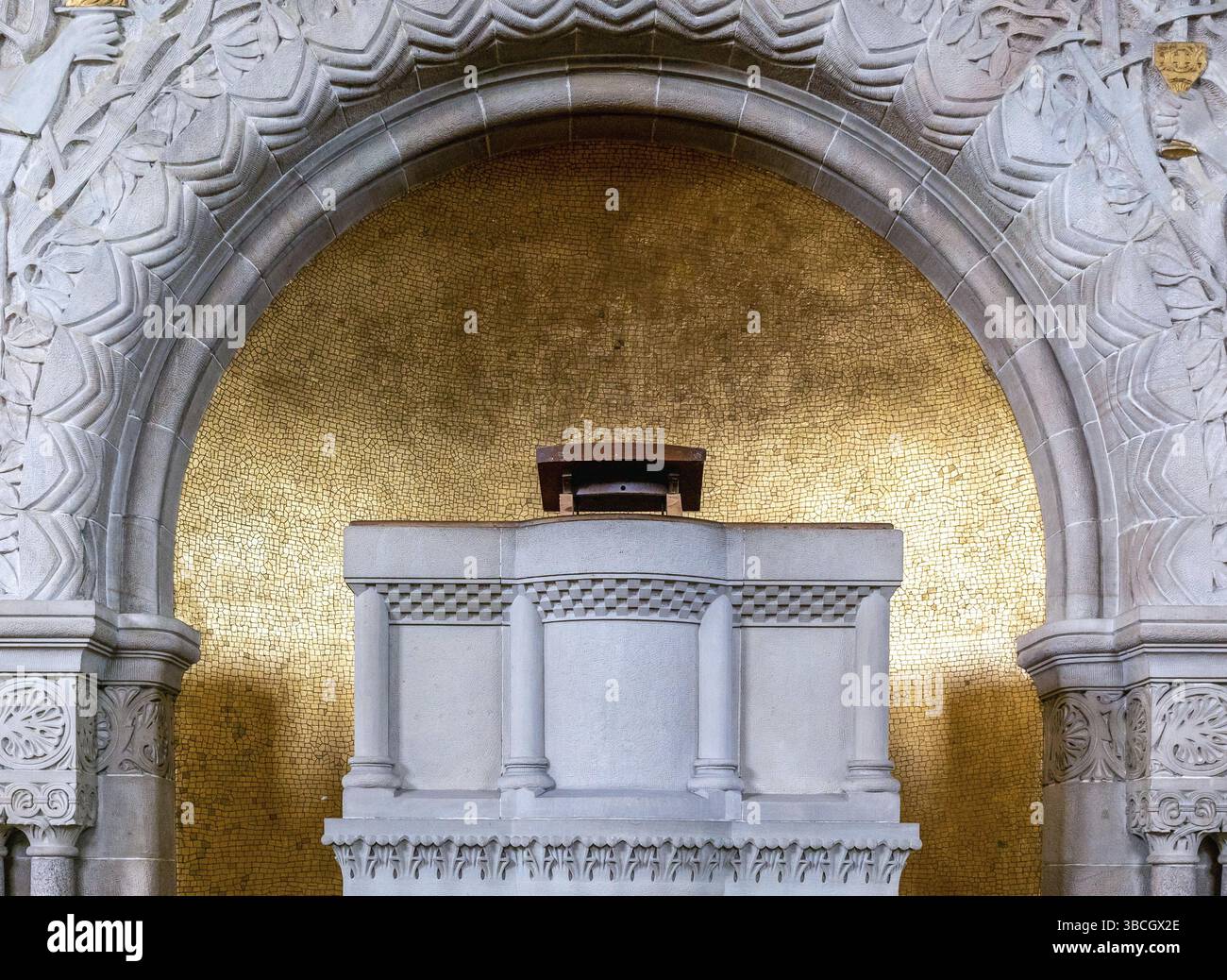 Suisse - 8 juillet 2020 : vue intérieure de l'église historique Pauluskirche dans le centre de Bâle avec l'autel Banque D'Images