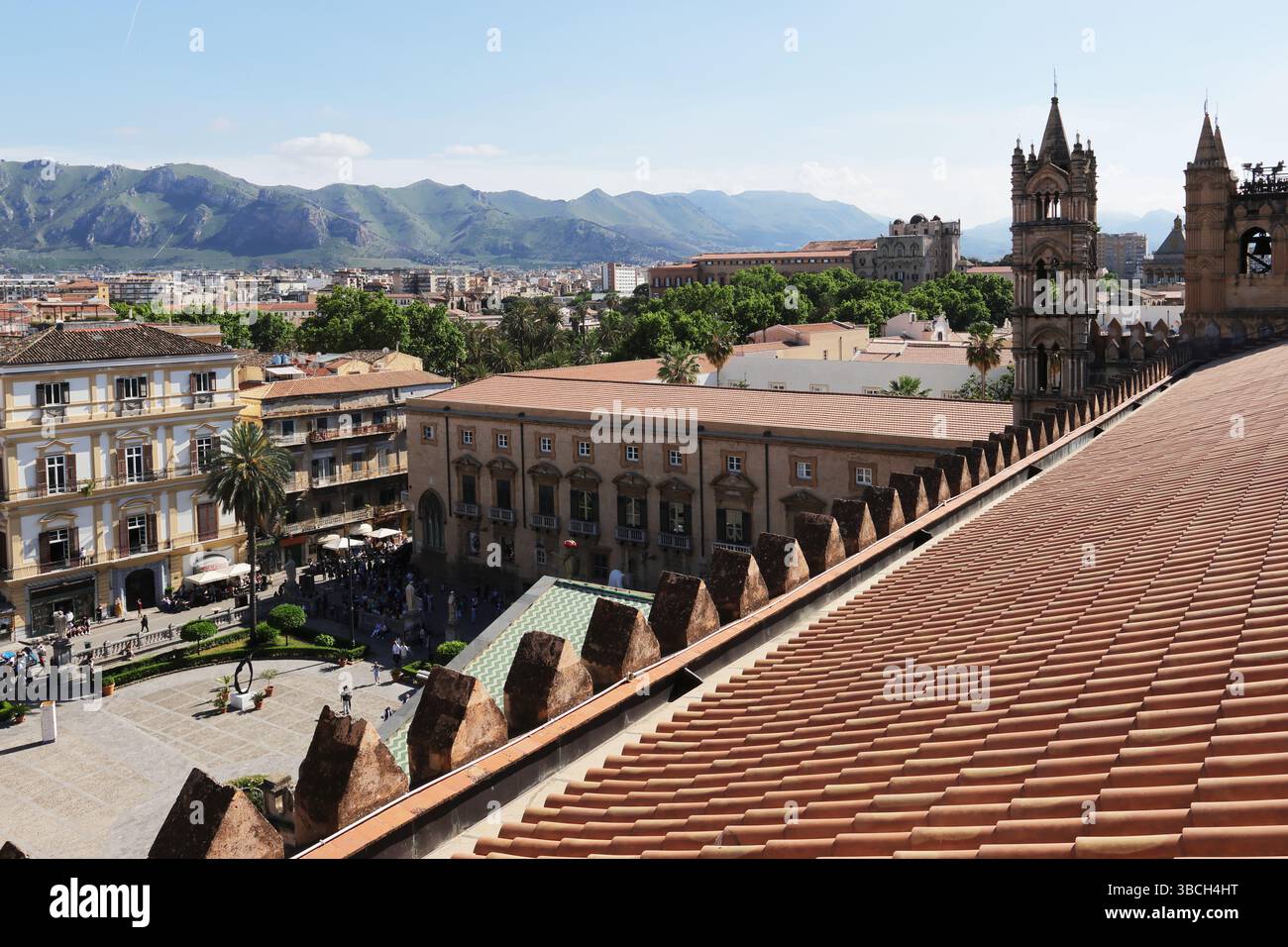 Vue sur Palerme depuis le toit de la cathédrale par un après-midi ensoleillé Banque D'Images