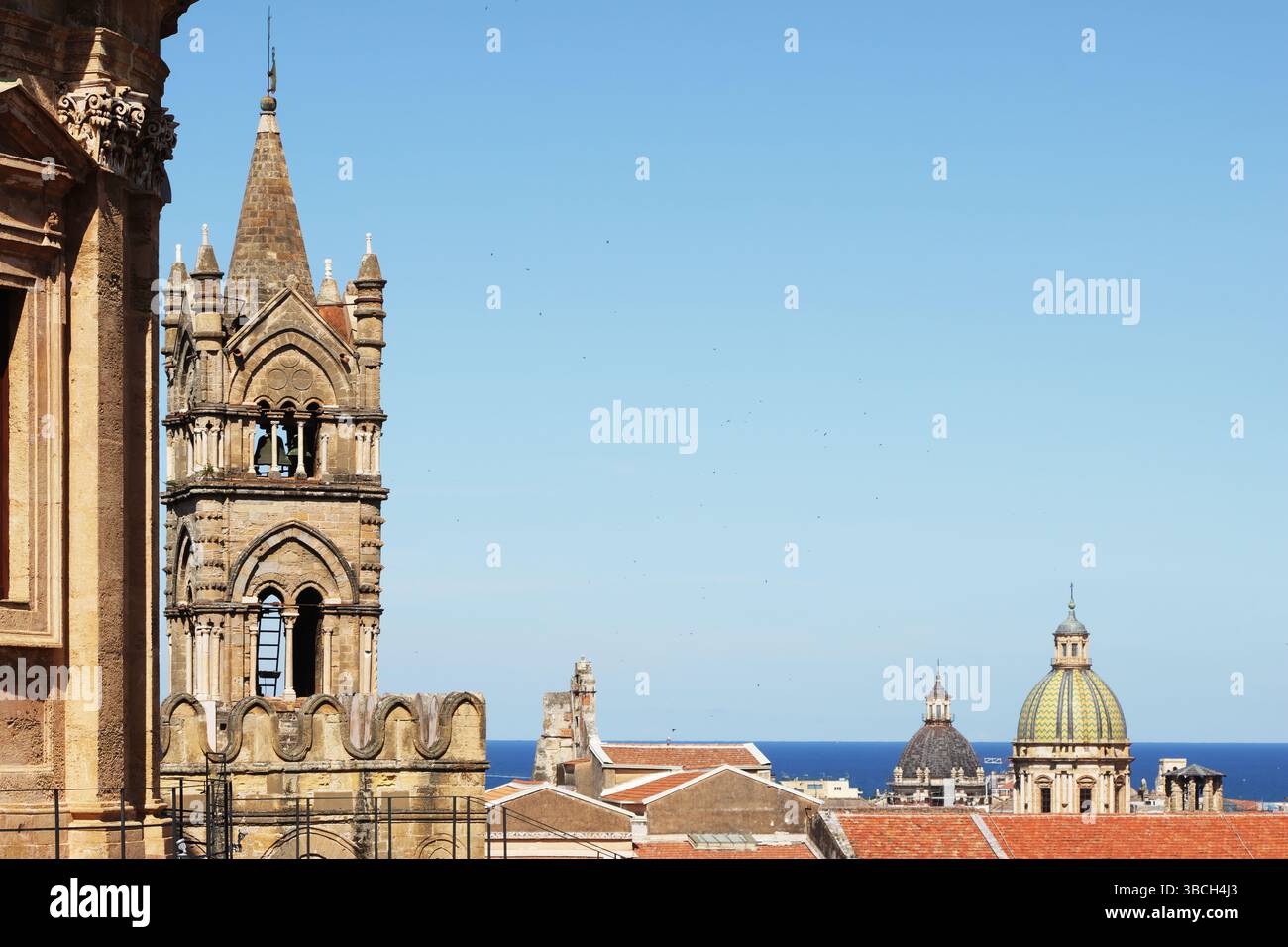 Vue sur Palerme depuis le toit de la cathédrale par un après-midi ensoleillé Banque D'Images