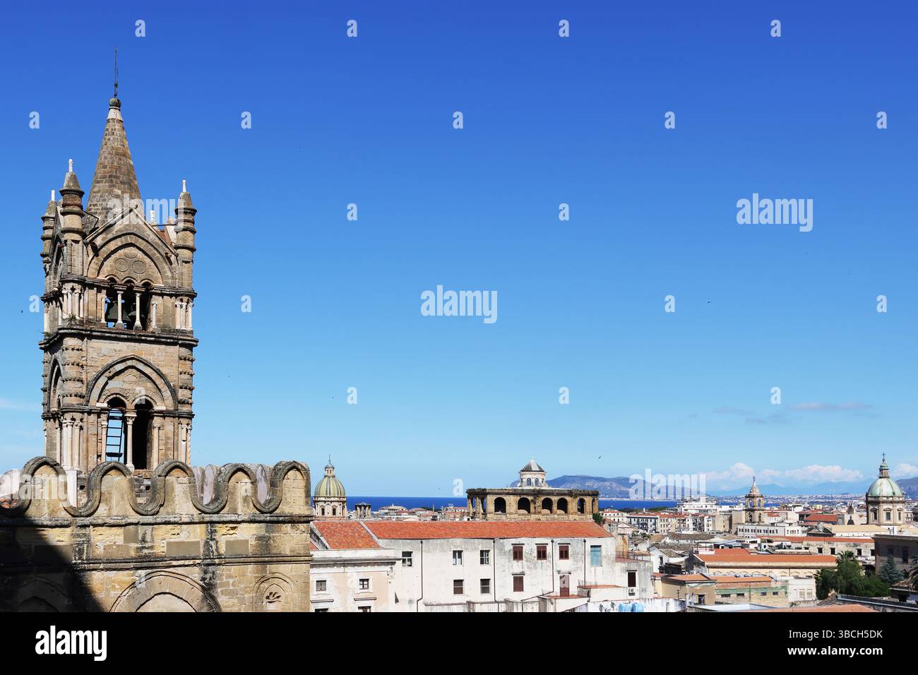 Vue sur Palerme depuis le toit de la cathédrale par un après-midi ensoleillé Banque D'Images