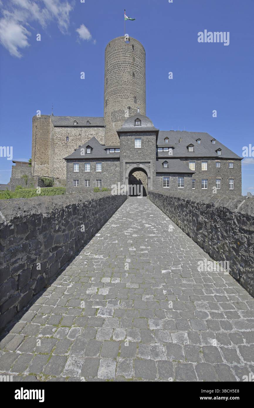 Ch teau De Genoveva Construit En 1280 Avec Tour Golo Et Pont L entr e ch-teau-de-genoveva-construit-en-1280-avec-tour-golo-et-pont-l-entr-e