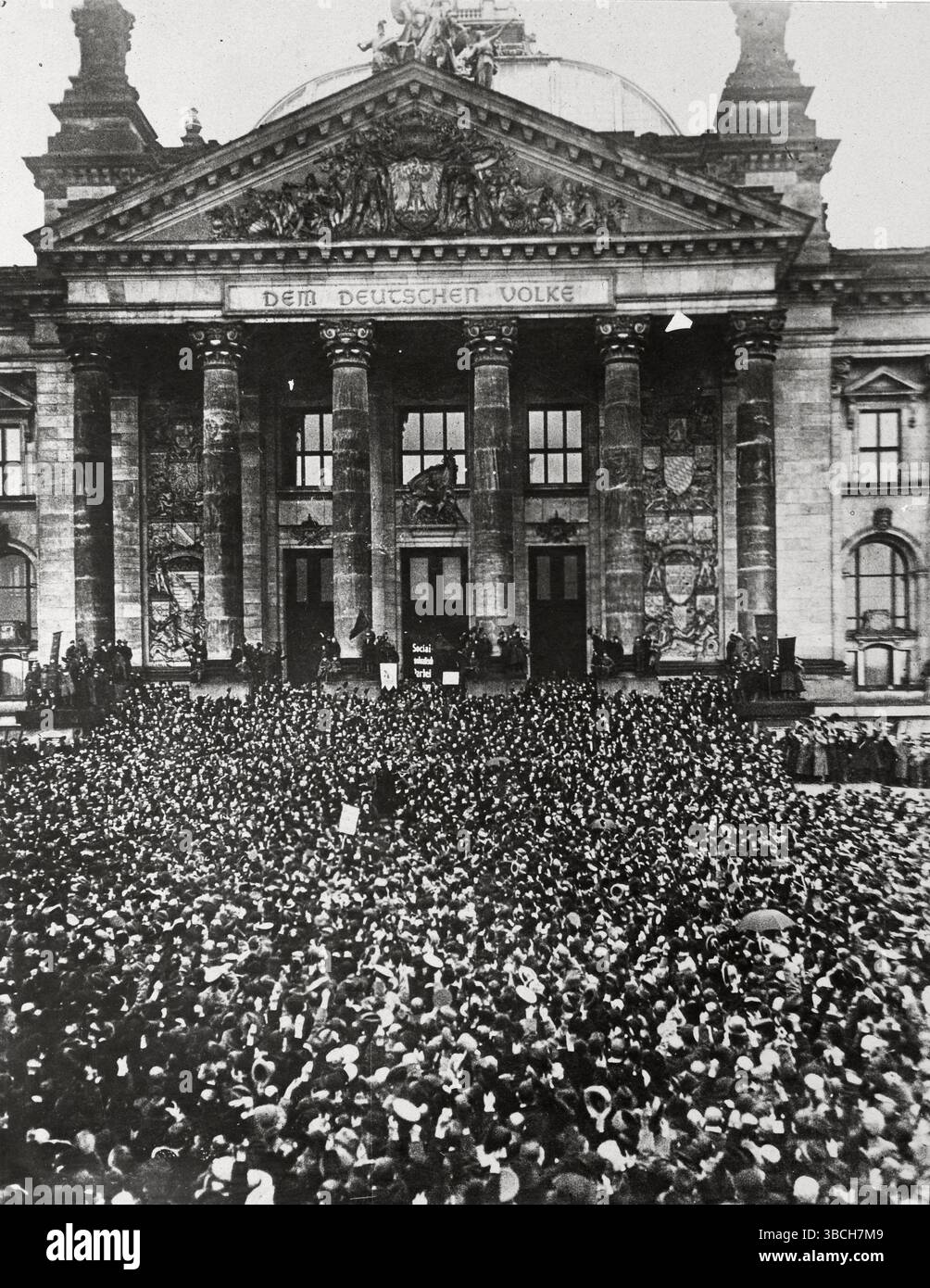 Le soulèvement spartaciste était un soulèvement armé à Berlin du 5 au 12 janvier 1919. Il s’agissait avant tout d’une lutte de pouvoir entre les partisans du gouvernement provisoire qui favorisait une social-démocratie, et ceux du Parti communiste allemand (KPD) dirigé par Karl Liebknecht et Rosa Luxemburg, qui voulaient mettre en place une république soviétique similaire aux bolcheviks de Russie. Banque D'Images