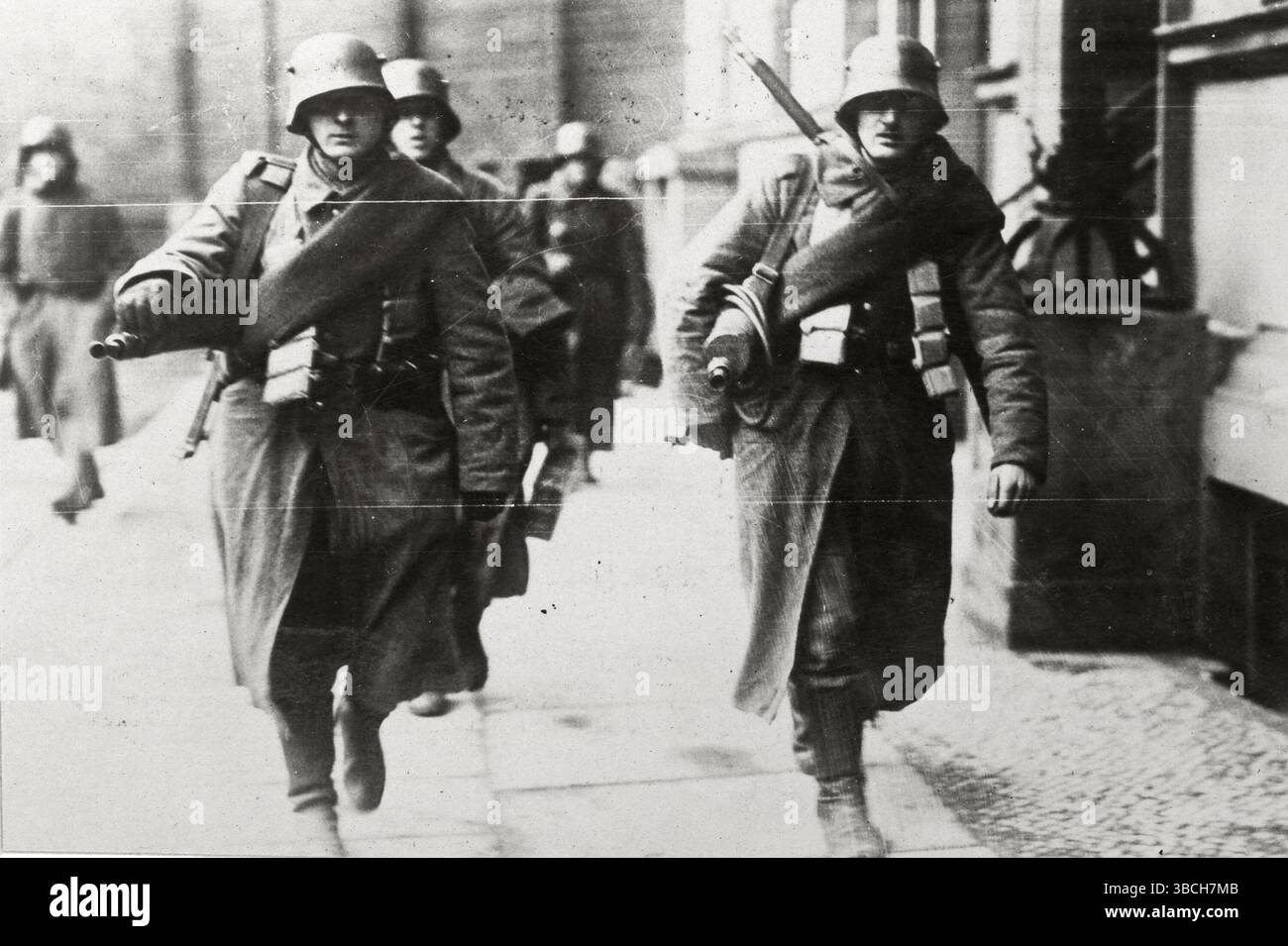 Le soulèvement spartaciste était un soulèvement armé à Berlin du 5 au 12 janvier 1919. Il s’agissait avant tout d’une lutte de pouvoir entre les partisans du gouvernement provisoire qui favorisait une social-démocratie, et ceux du Parti communiste allemand (KPD) dirigé par Karl Liebknecht et Rosa Luxemburg, qui voulaient mettre en place une république soviétique similaire aux bolcheviks de Russie. Banque D'Images
