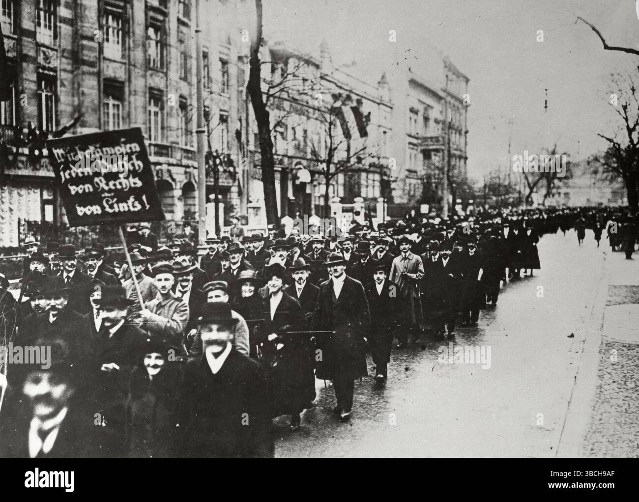 Une manifestation anti-Spartacus dans les rues de Berlin pendant le soulèvement spartaciste. Le soulèvement spartaciste était un soulèvement armé à Berlin du 5 au 12 janvier 1919. Il s’agissait avant tout d’une lutte de pouvoir entre les partisans du gouvernement provisoire qui favorisait une social-démocratie, et ceux du Parti communiste allemand (KPD) dirigé par Karl Liebknecht et Rosa Luxemburg, qui voulaient mettre en place une république soviétique similaire aux bolcheviks de Russie. Banque D'Images