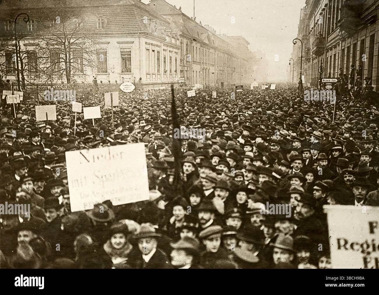 Une manifestation anti-Spartacus dans les rues de Berlin pendant le soulèvement spartaciste. Le soulèvement spartaciste était un soulèvement armé à Berlin du 5 au 12 janvier 1919. Il s’agissait avant tout d’une lutte de pouvoir entre les partisans du gouvernement provisoire qui favorisait une social-démocratie, et ceux du Parti communiste allemand (KPD) dirigé par Karl Liebknecht et Rosa Luxemburg, qui voulaient mettre en place une république soviétique similaire aux bolcheviks de Russie. Banque D'Images