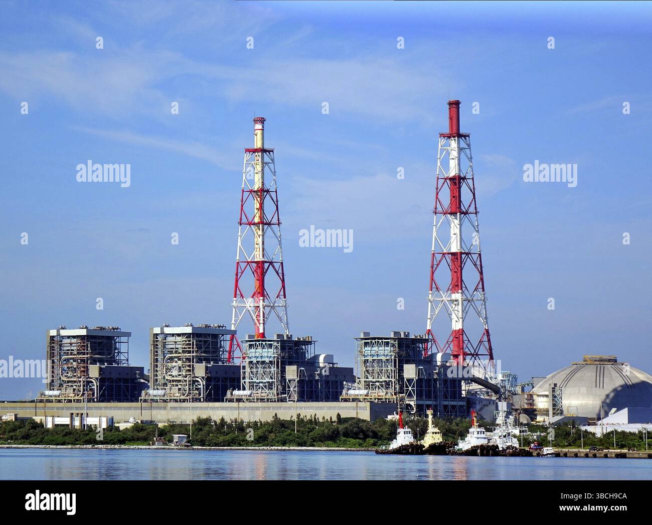 Une grande centrale thermique situé à proximité de l'océan Banque D'Images