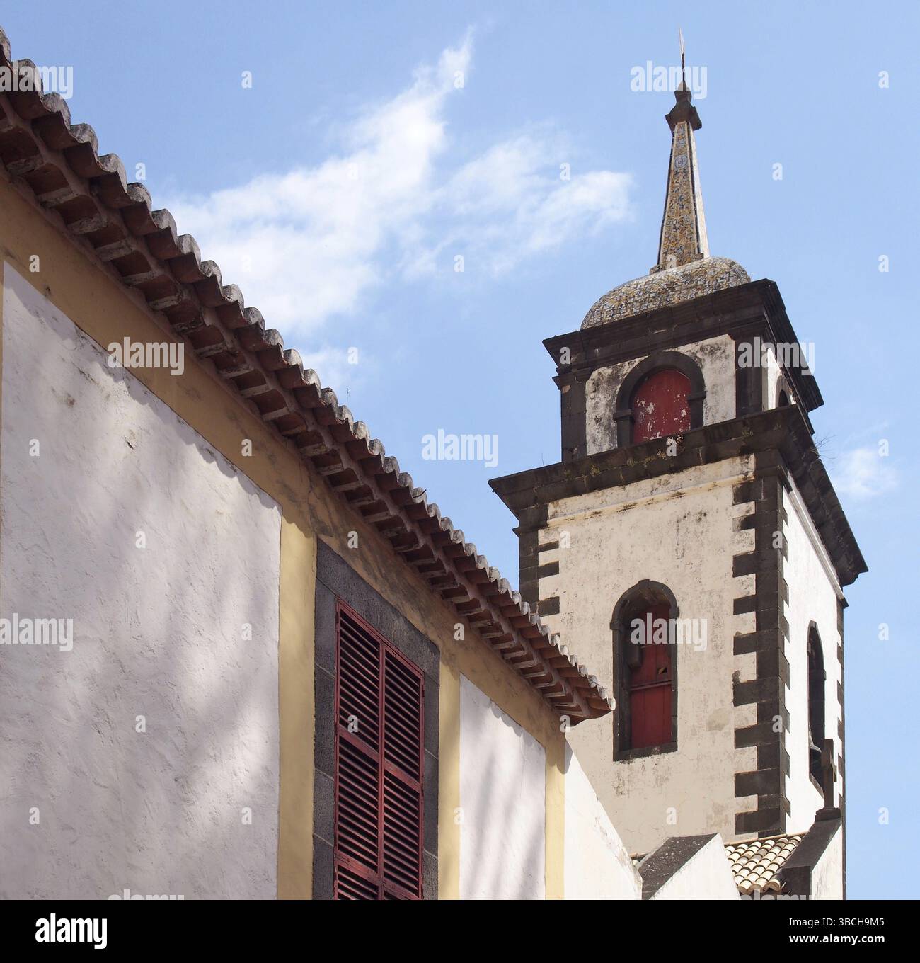 La tour de l'église Sao Pedro à funchal un bâtiment historique du 17ème siècle à madère remarquable pour les tuiles colorées sur la flèche Banque D'Images