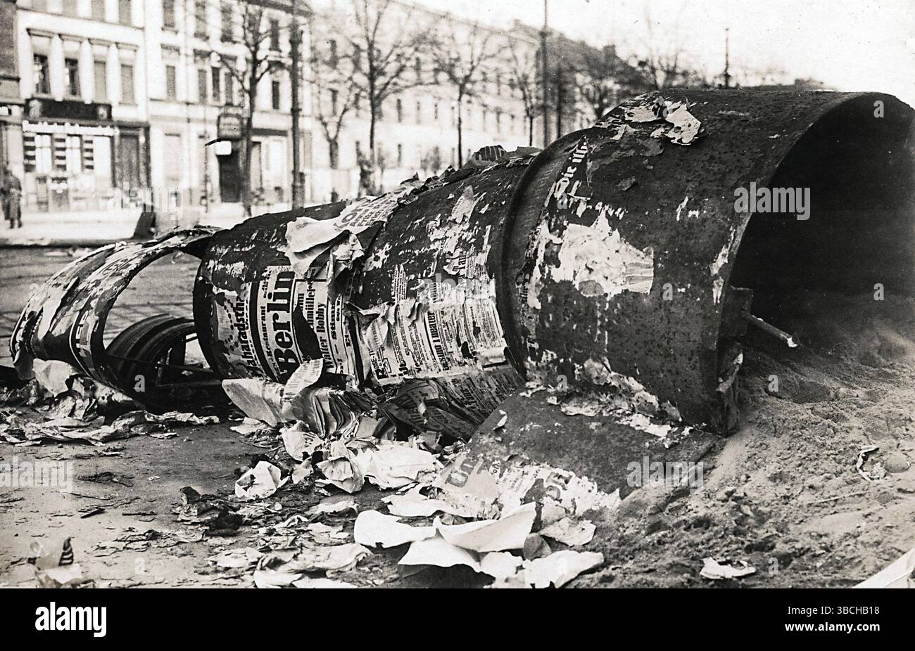 Dégâts dans les rues de Berlin pendant le soulèvement spartaciste. Le soulèvement spartaciste était un soulèvement armé à Berlin du 5 au 12 janvier 1919. Il s’agissait avant tout d’une lutte de pouvoir entre les partisans du gouvernement provisoire qui favorisait une social-démocratie, et ceux du Parti communiste allemand (KPD) dirigé par Karl Liebknecht et Rosa Luxemburg, qui voulaient mettre en place une république soviétique similaire à celle du Banque D'Images