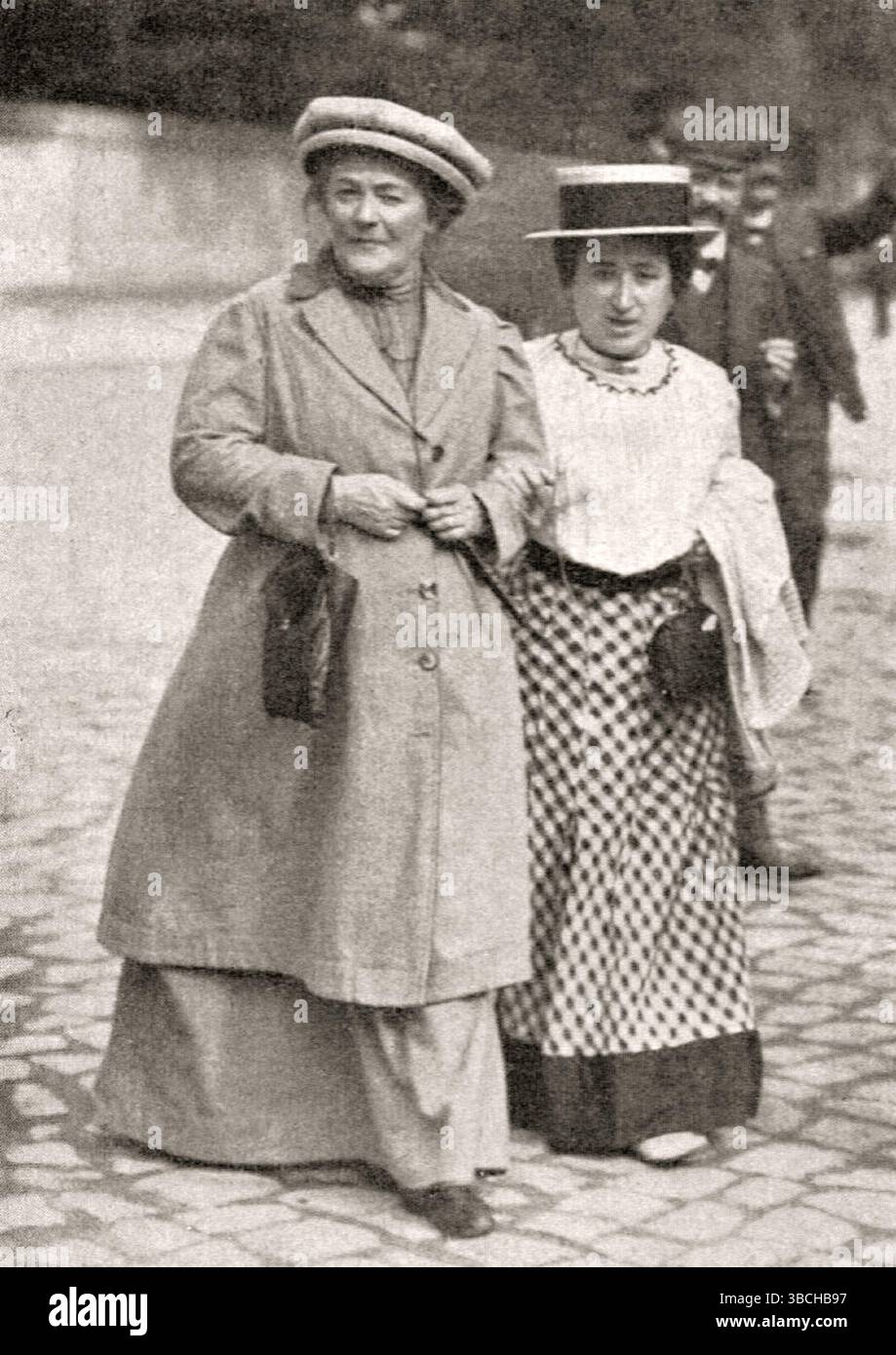 Rosa Luxemberg (née Rozalia Luksenburg ; 5 mars 1871 - 15 janvier 1919) est une théoricienne révolutionnaire et marxiste polonaise et naturalisée allemande. Elle est une figure clé des mouvements socialistes en Pologne et en Allemagne au début du XXe siècle. Elle était, avec Karl Liebknecht, un leader de la Ligue Spartacus qui organisa une révolution armée à Berlin (le soulèvement spartaciste) pour installer une direction communiste. Sur cette image, elle est avec sa compatriote révolutionnaire Clara Zetkin. Banque D'Images