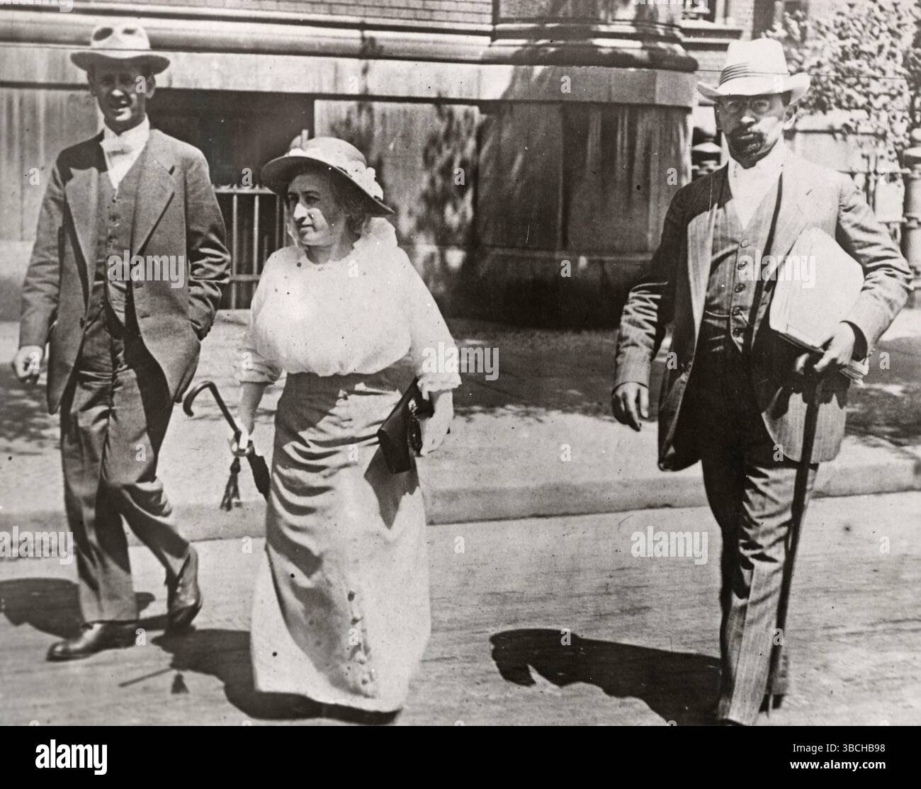 Rosa Luxemberg (née Rozalia Luksenburg ; 5 mars 1871 - 15 janvier 1919) est une théoricienne révolutionnaire et marxiste polonaise et naturalisée allemande. Elle est une figure clé des mouvements socialistes en Pologne et en Allemagne au début du XXe siècle. Elle était, avec Karl Liebknecht, un leader de la Ligue Spartacus qui organisa une révolution armée à Berlin (le soulèvement spartaciste) pour installer une direction communiste. Sur cette image, elle est avec son collègue révolutionnaire Karl Liebknecht (R). Banque D'Images