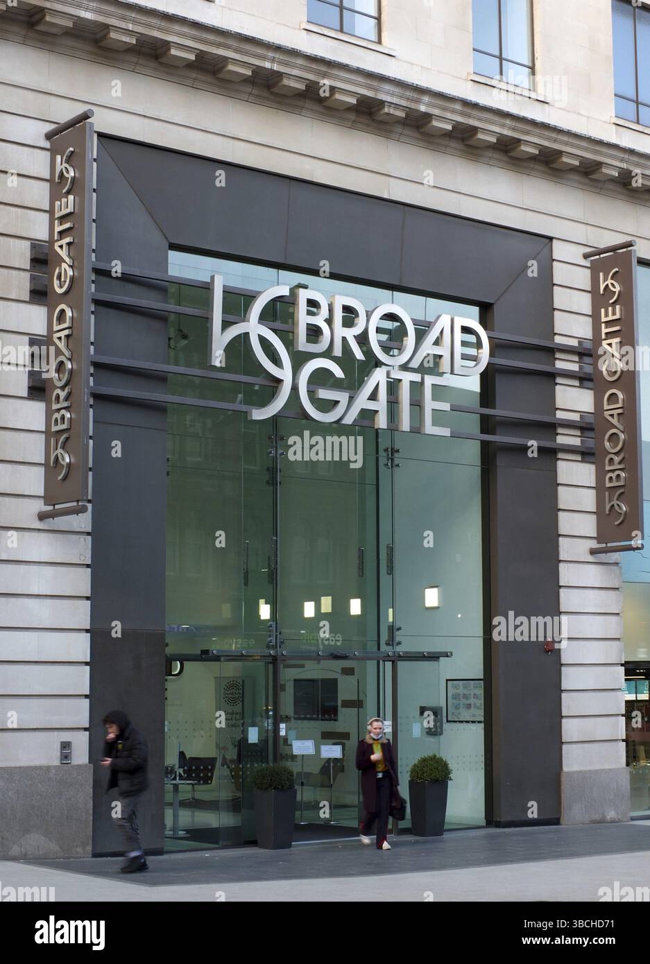 Leeds, West yorkshire, Royaume-uni, 17 mars 2022 : vue de l'entrée des bureaux et du bâtiment de vente au détail Broad Gate sur la tête de la ville de leeds Banque D'Images