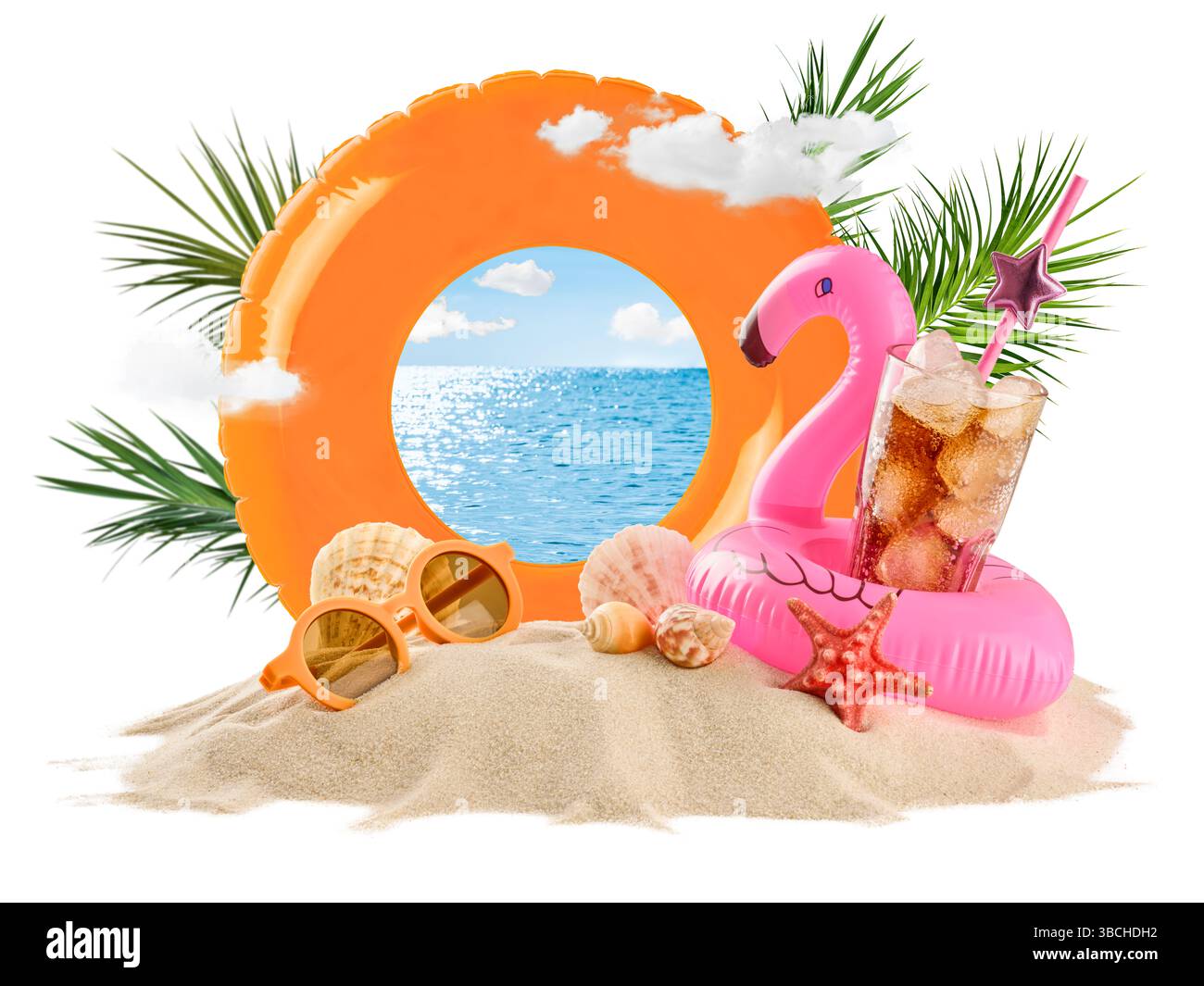 Mer d'été à l'intérieur de l'anneau gonflable de natation avec des lunettes de soleil, étoile de mer, coquilles, rose flamant gonflable et verre de tonique froid avec de la glace sur l'île de sable Banque D'Images