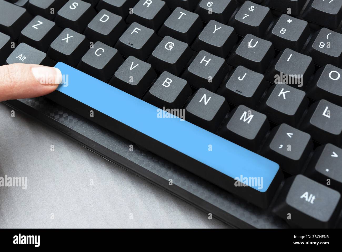 Compilation et saisie de documents de recherche en ligne, envoi de messages de discussion Banque D'Images