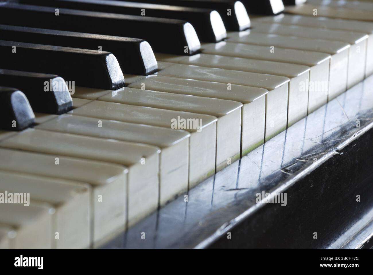 Vieilles touches noires et blanches de piano Banque D'Images