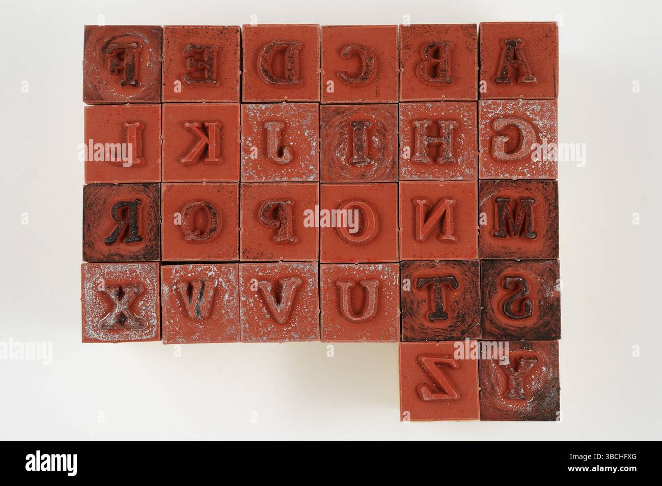 Tampons en caoutchouc de lettres de l'alphabet latin sur un fond neutre Banque D'Images