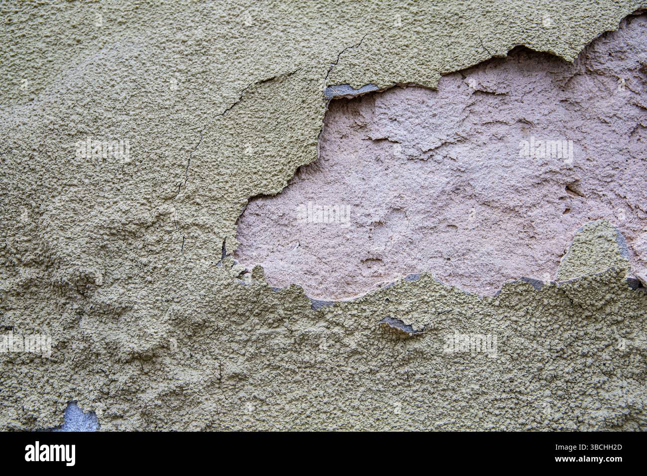 Vieux mur de briques altérées avec plâtre fissuré et surface pelable ancien mur de briques altérées avec plâtre fissuré et surface pelable Banque D'Images