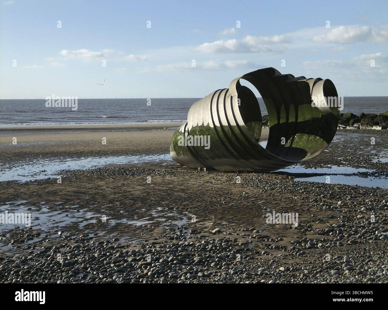 Cleveleys, Blackpool, Lancashire, Royaume-Uni, 4 mars 2022 : la sculpture en coquille de marys sur la plage de cleveleys à marée basse, une partie de la côte mythique tra Banque D'Images
