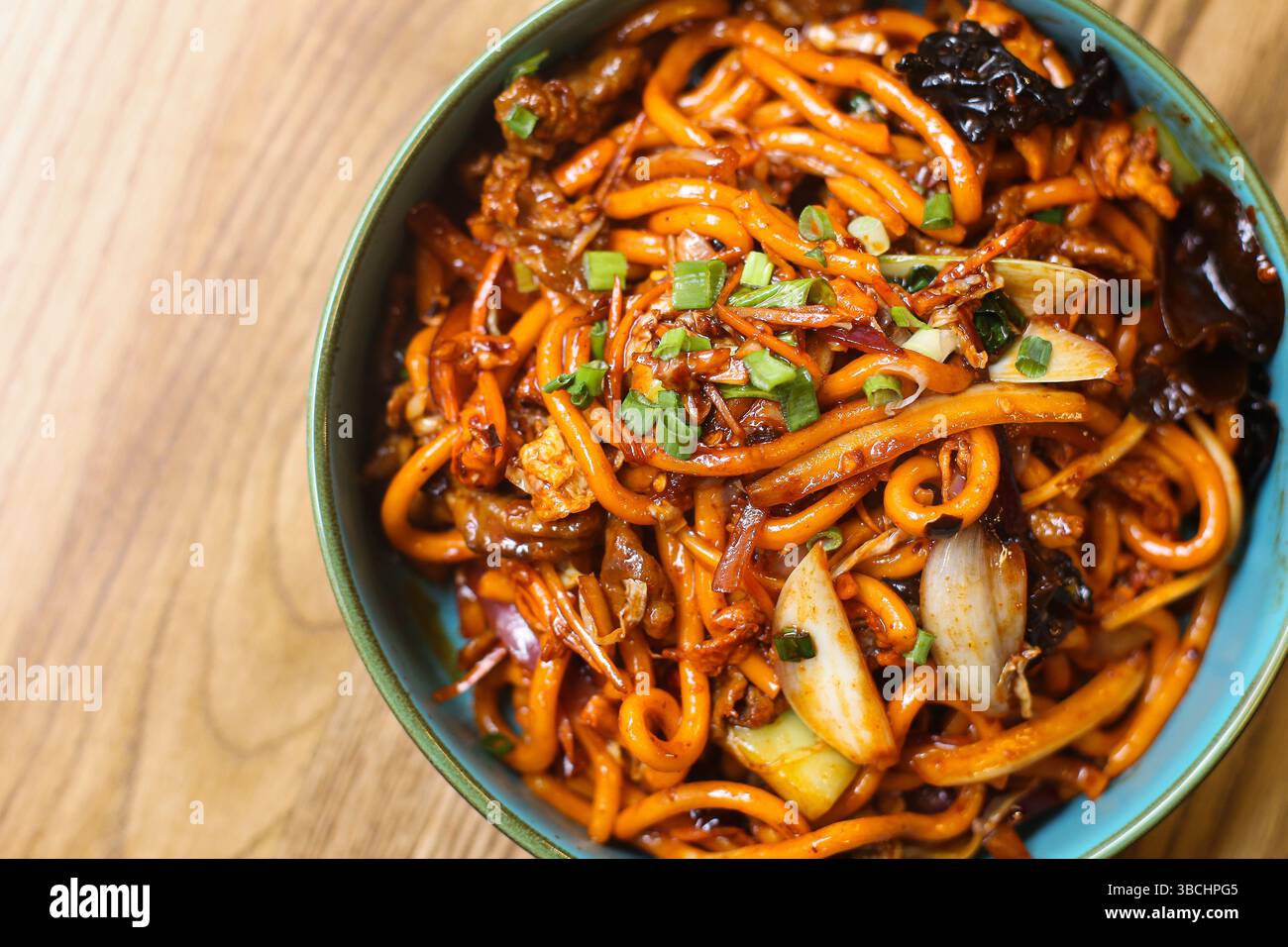 Sauté de nouilles asiatiques. Udon avec des légumes. Cuisine de rue savoureuse. Recette orientale traditionnelle. Nouilles de soja frites avec chou et épices. Vue sur le dessus de la nourriture. Banque D'Images