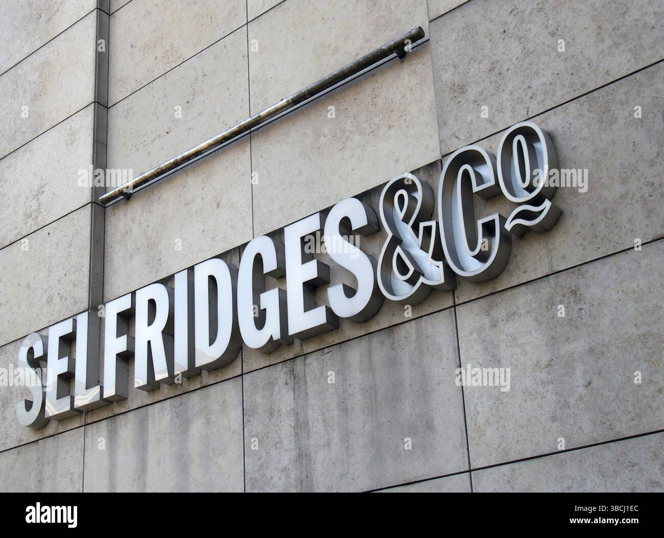 Manchester, Royaume-uni, 24 mars 2022 : panneau au-dessus du grand magasin selfridges dans le centre-ville de manchester Banque D'Images