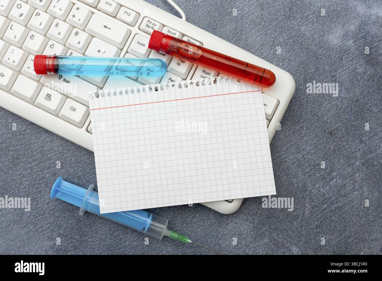 Saisie de notes médicales études scientifiques et plans de traitement Banque D'Images