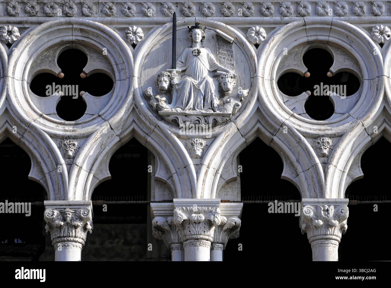 Venise, Vénétie, Italie, Europe, détail de l'architecture gothique avec des décorations en pierre ornées et des sculptures à Venise, Europe Banque D'Images