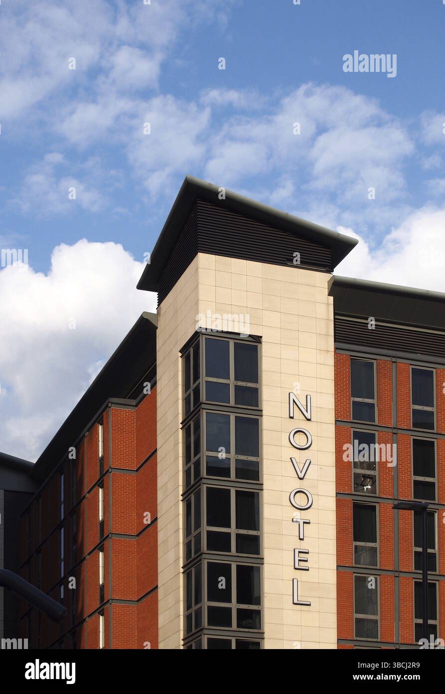 Leeds, West yorkshire, Royaume-uni, 25 août 2021 : logo et bannière à l'angle d'un hôtel novotel inn sur whitehall Road à leeds Banque D'Images