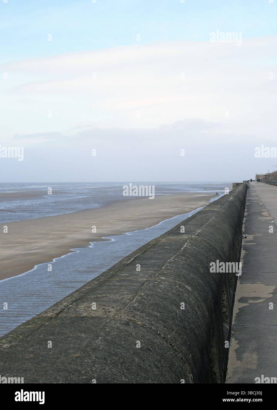 Vue panoramique sur la digue de blackpool avec la plage à marée basse en plein soleil avec la plage et la mer Banque D'Images