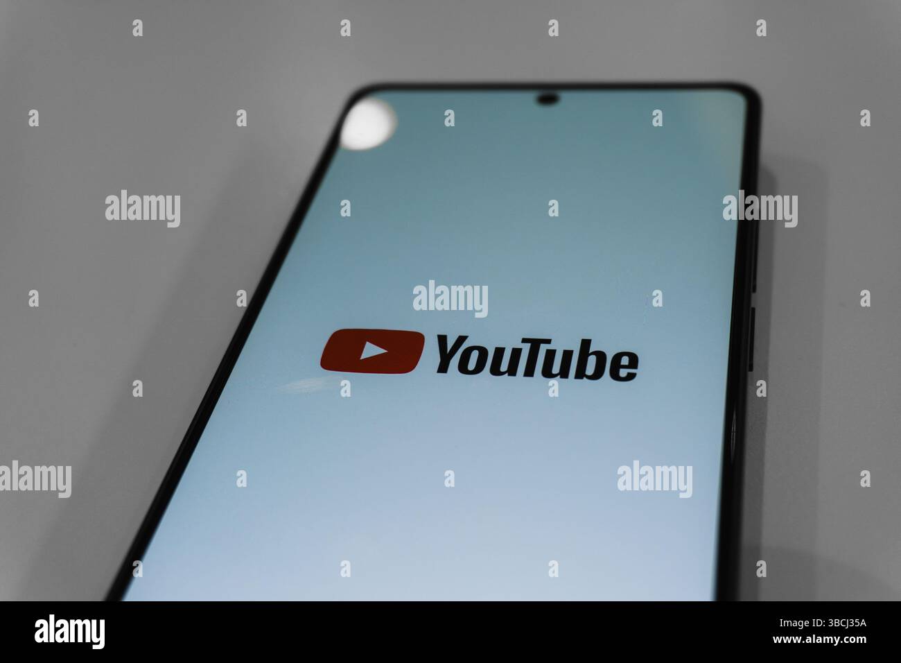 Concept de services YouTube. Bakou, Azerbaïdjan. 18.05.2025. Banque D'Images