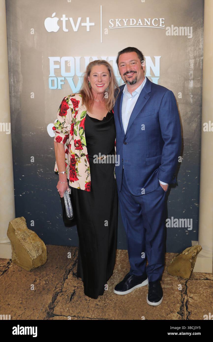 New York. 19 mai 2025. NEW YORK, NEW YORK - 19 MAI : Amber Freeman et James Vanderbilt assistent à la première d'Apple 'Fountain of Youth' au Musée américain d'histoire naturelle le 19 mai 2025 à New York. L'événement a eu lieu dans le musée emblématique et a présenté des membres de la distribution, des producteurs et des invités spéciaux célébrant la sortie du très attendu Apple original. (Crédit : Giada Papini Rampelotto/EuropaNewswire)./dpa/Alamy Live News Banque D'Images
