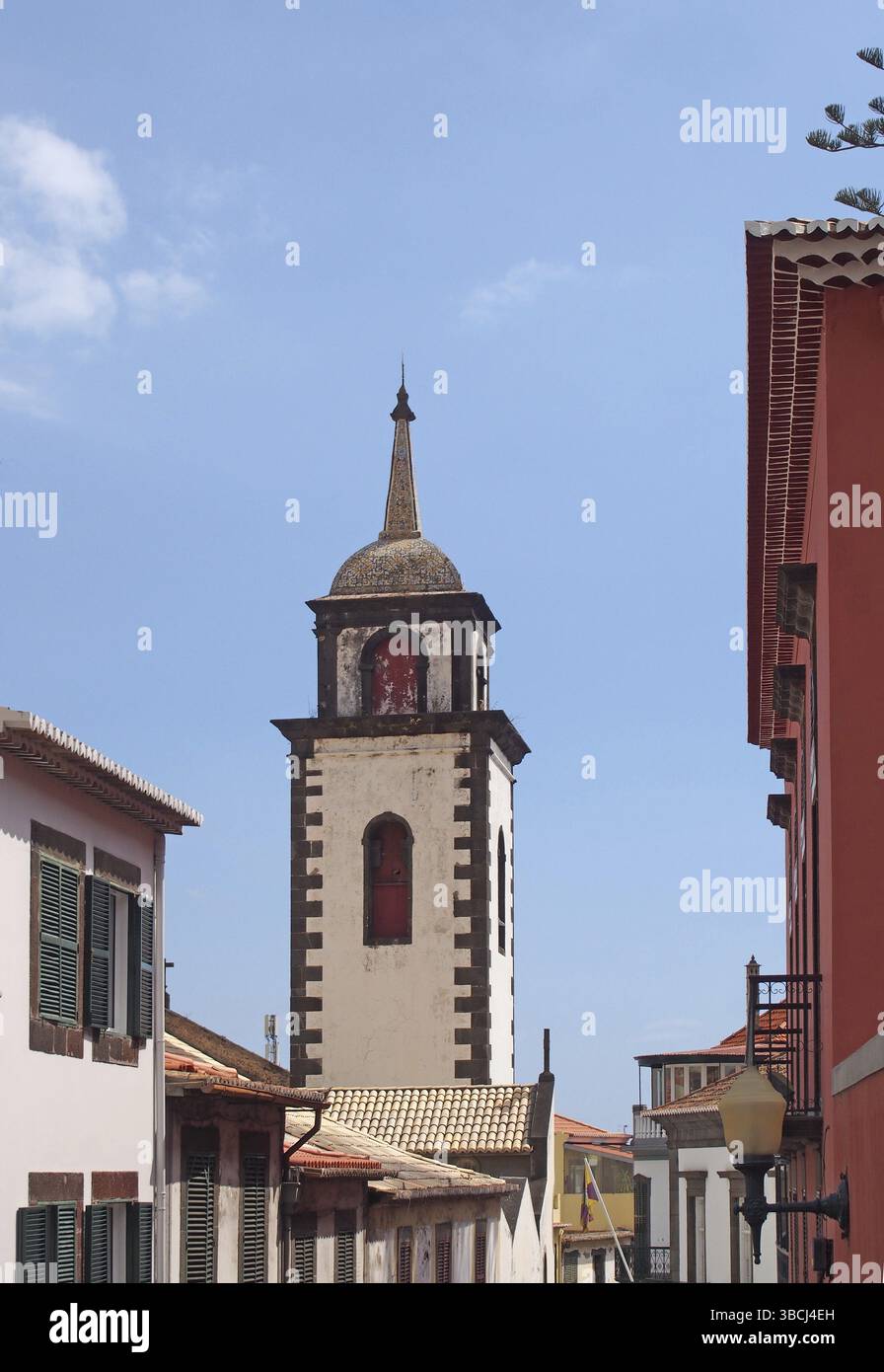 La tour de l'église Sao Pedro à funchal un bâtiment historique du 17ème siècle à madère remarquable pour les tuiles colorées sur la flèche entoure par le toit Banque D'Images