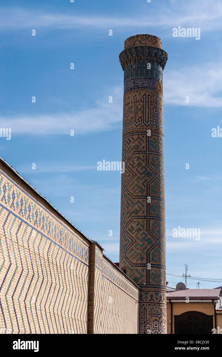 Des mosaïques colorées aux motifs géométriques mettent en valeur l’architecture distincte de Bibi-Khanym à Samarcande, en Ouzbékistan, dans le paysage urbain. Banque D'Images