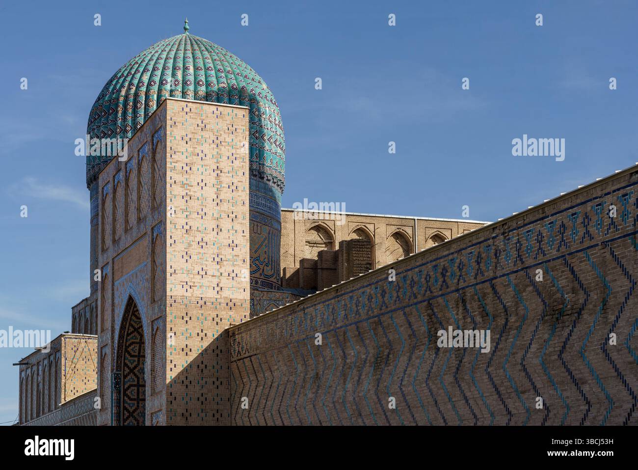 Un superbe dôme bleu avec des détails décoratifs se trouve au sommet de la mosquée Bibi-Khanym, située dans la ville de Samarcande Ouzbékistan. Banque D'Images