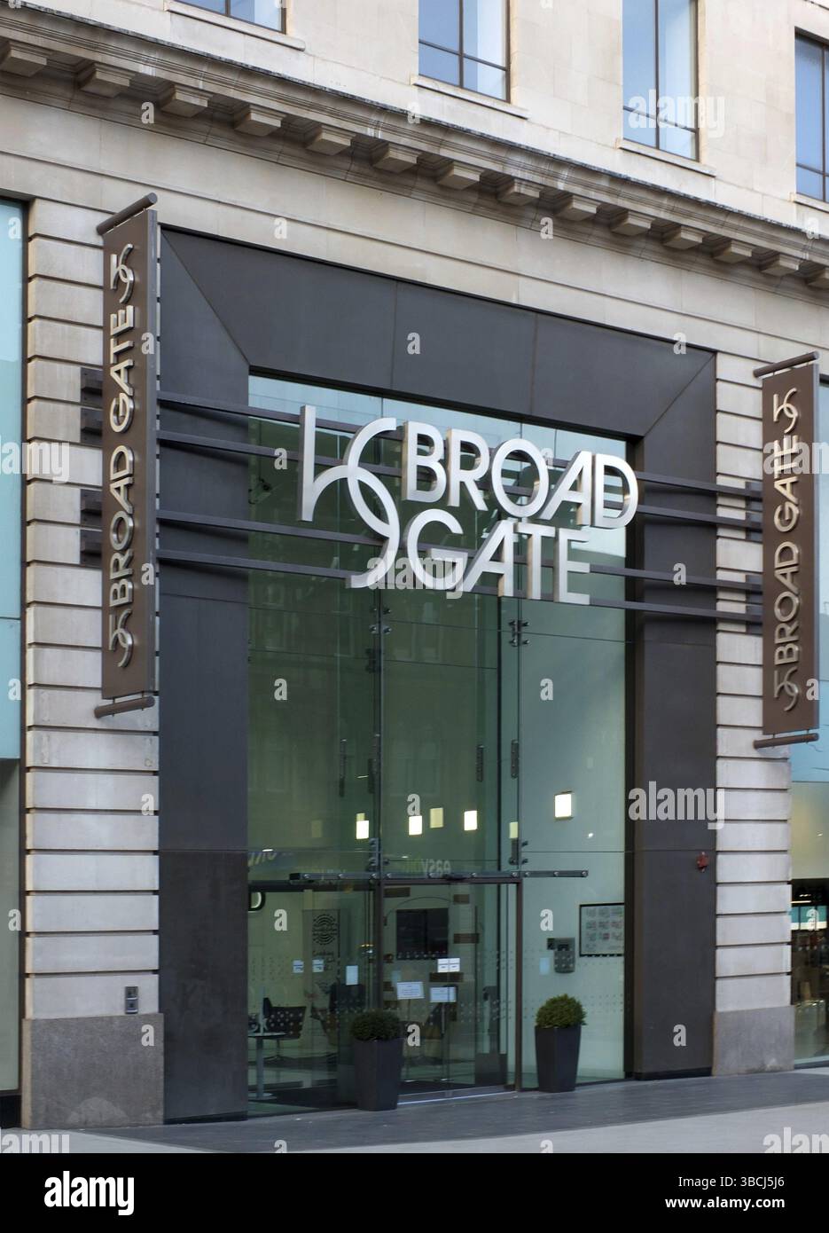Leeds, West yorkshire, Royaume-uni, 17 mars 2022 : vue de l'entrée des bureaux et du bâtiment de vente au détail Broad Gate sur la tête de la ville de leeds Banque D'Images